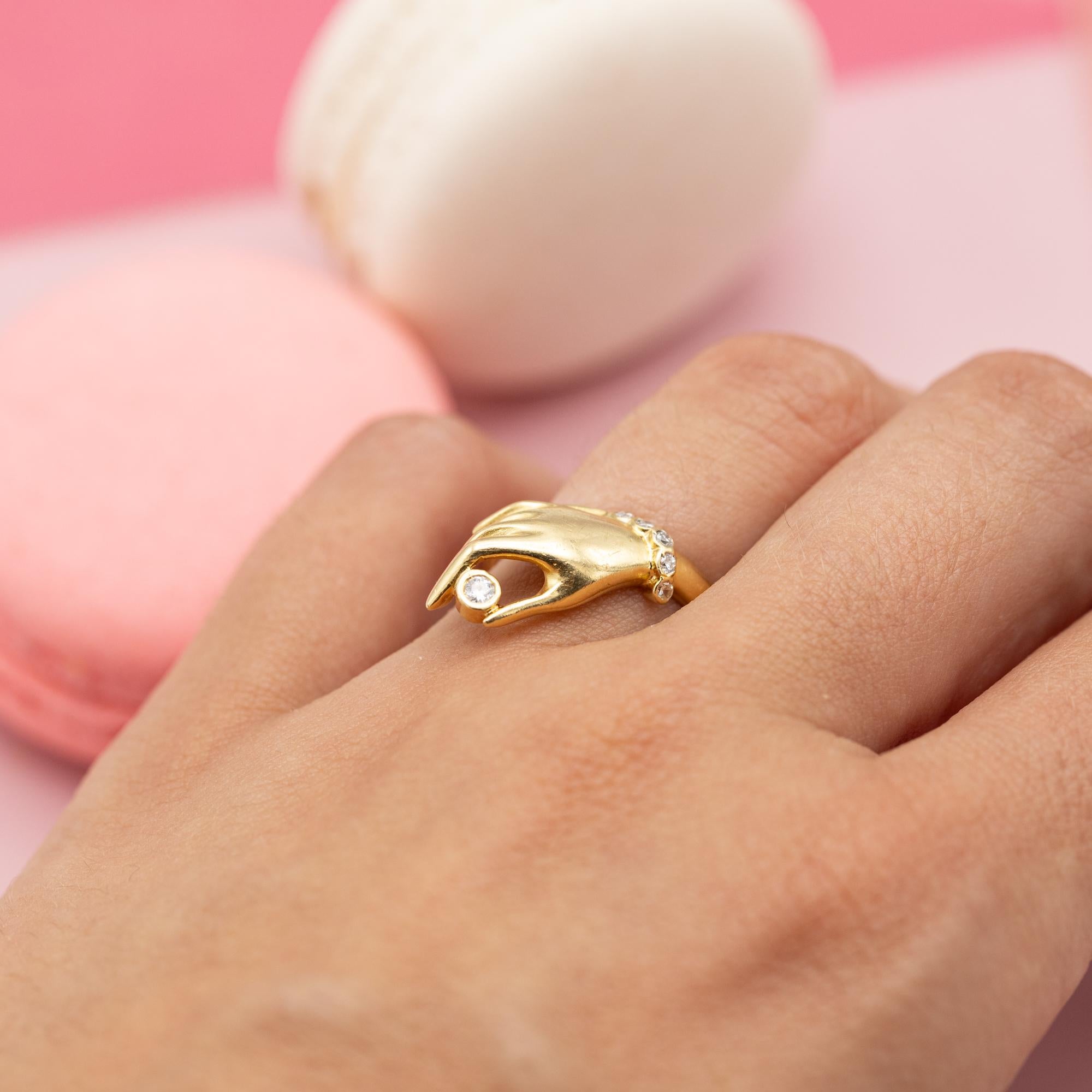 18 karat solid yellow gold - Vintage diamond ring - elegant hand - sign ...