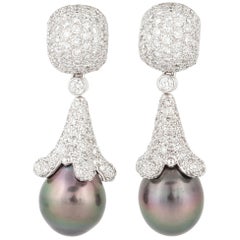 Boucles d'oreilles pendantes en or blanc 18K avec perles grises des mers du Sud et diamants 