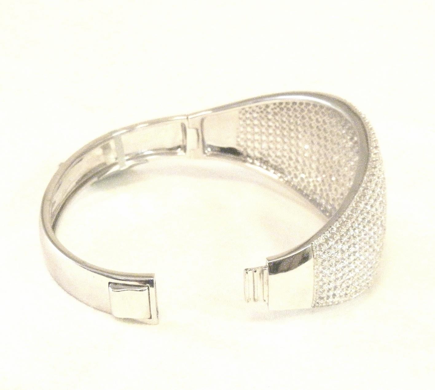 18 Karat Tapered Diamond Bangle Cuff Bracelet In New Condition For Sale In Palm Beach, FL