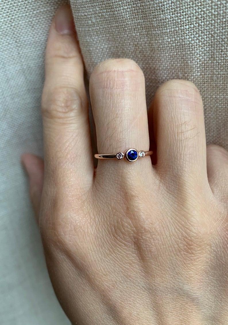 En vente :  Bague en or rose 18 carats à trois pierres saphirs et diamants 3