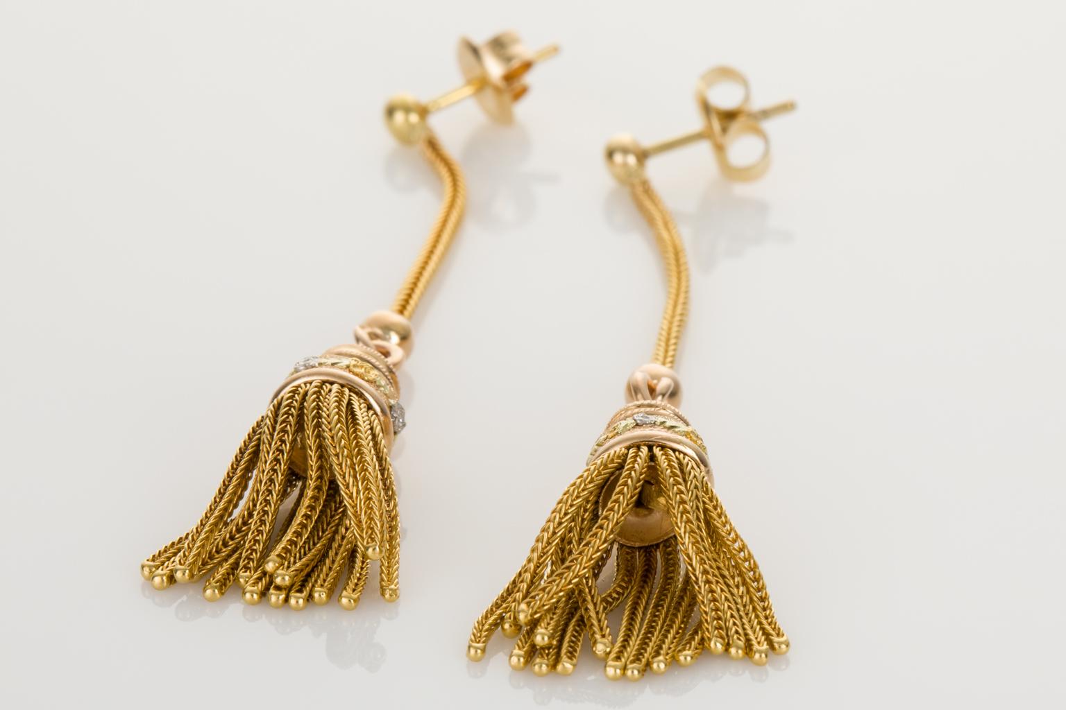 Elegant and classic, perfect for that evening out when you want some drama on your ears, but you don't want it to look too much. 
These earrings are designed to sit just at the jaw-line, crafted from 18k yellow gold with a foxtail link chain working