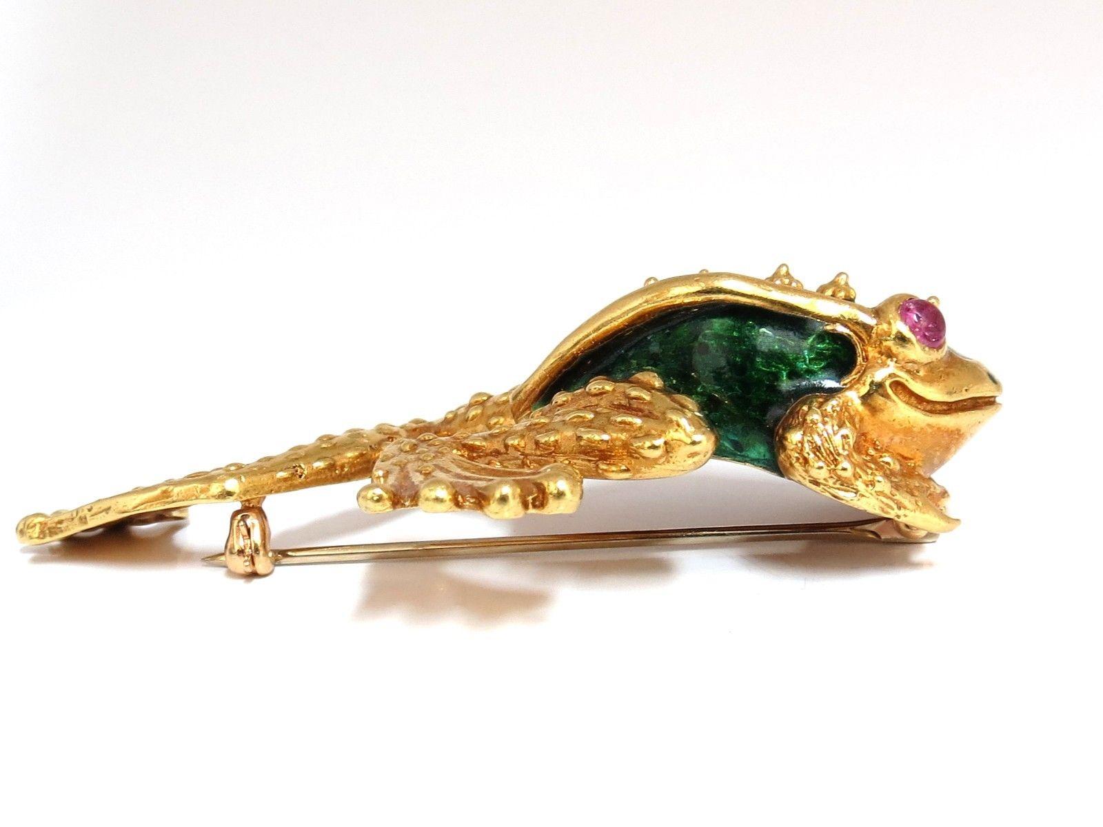 18 Karat Toad Pin Green Enamel Intricate Detail 3D Vintage Unique In Excellent Condition For Sale In New York, NY