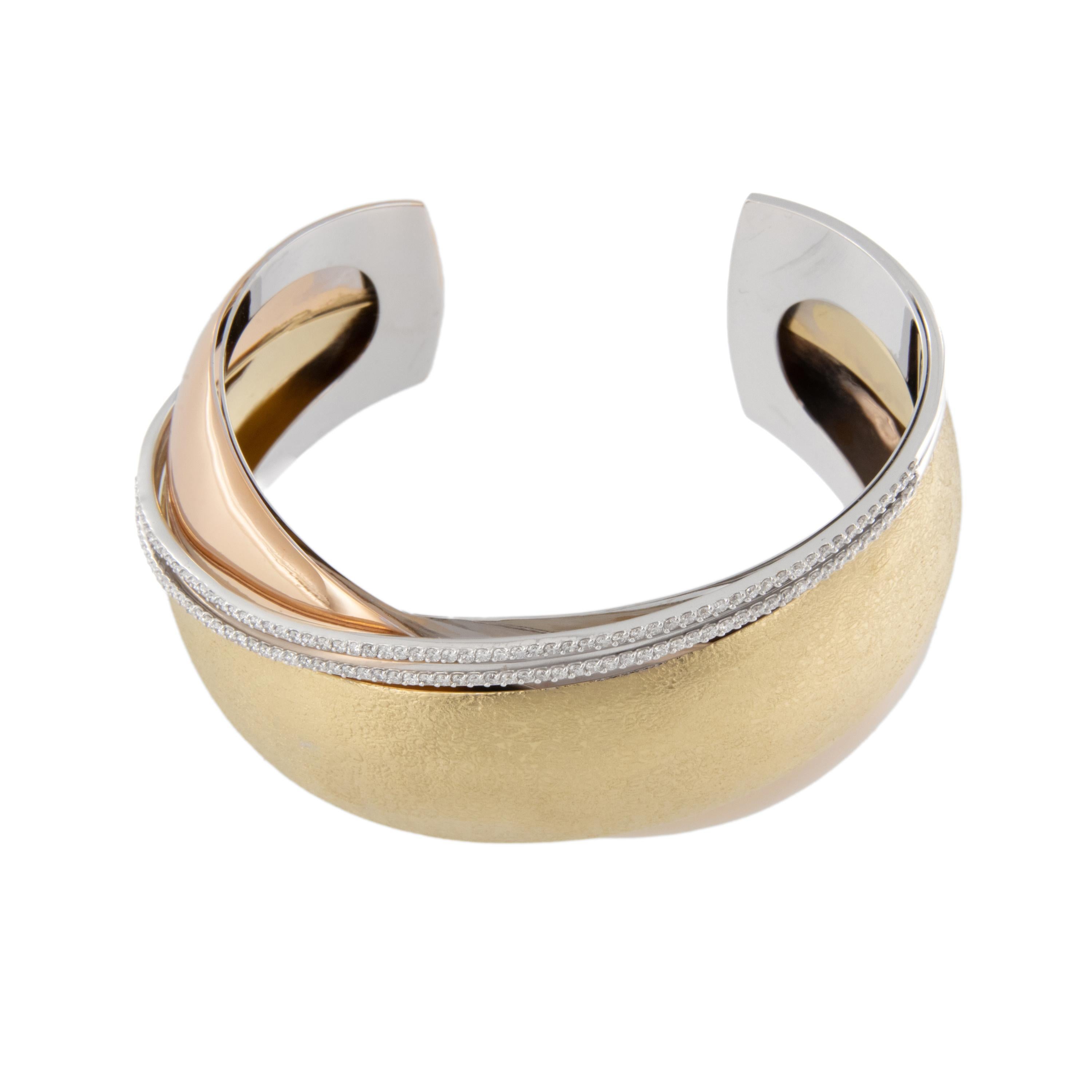 Taille ronde Bracelet croisé en or tricolore 18 carats et diamants 1,04 carat, fabriqué en Italie