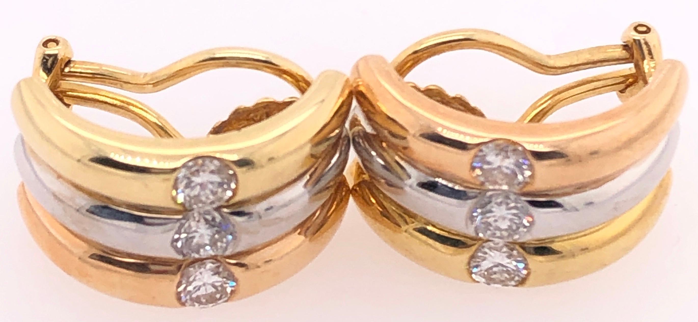 Orecchini 18 Karat Tri-Tone con diamanti rotondi e 1,50 di peso totale.
23 grammi di peso totale.