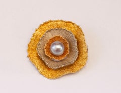 18 Karat Tricolor Gold Round Floral Brooch with Gray Pearl Mid of the 20th C