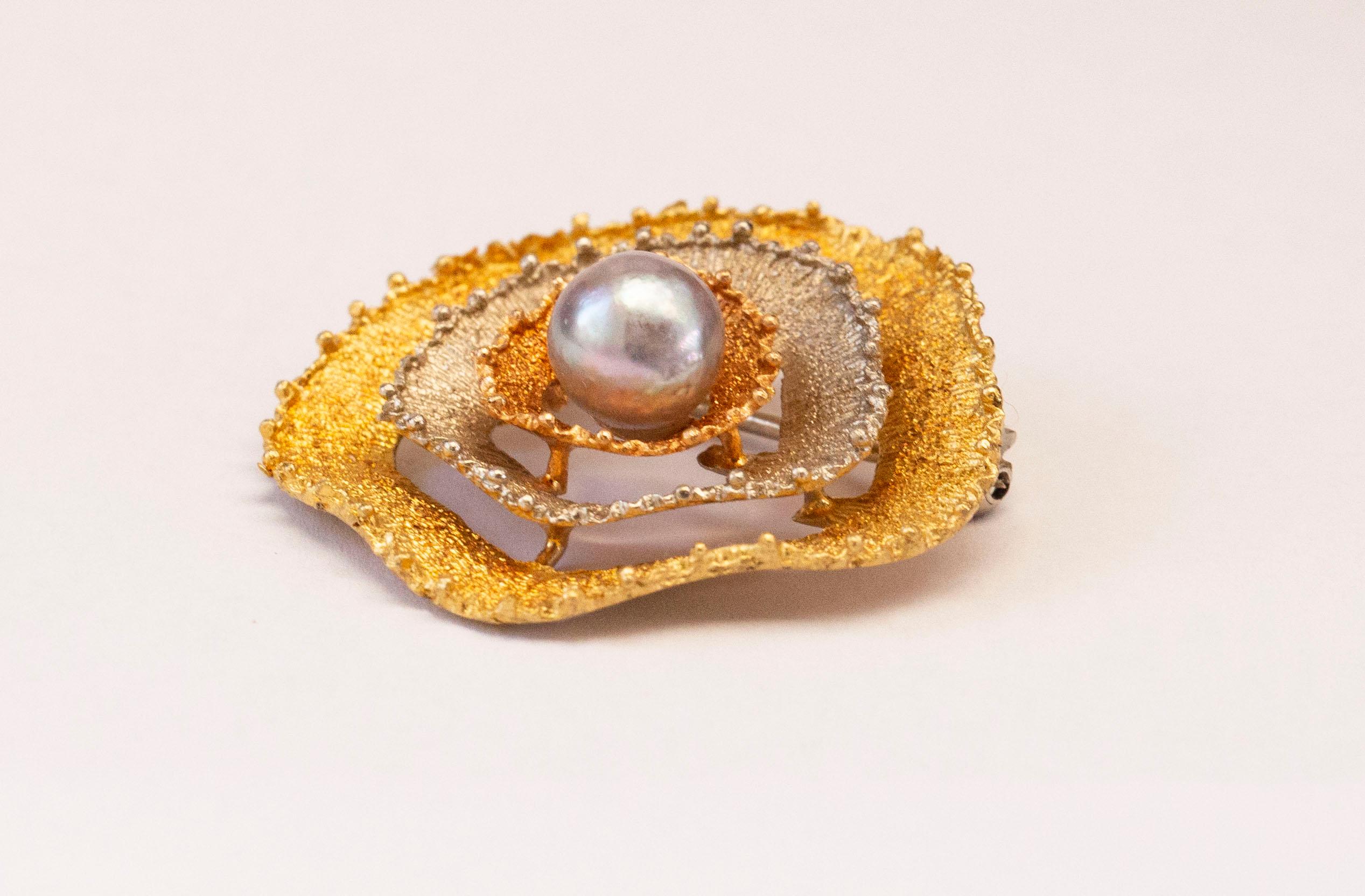 Retro 18 Karat Tricolor Gold Round Floral Brooch with Gray Pearl Mid of the 20th C  For Sale
