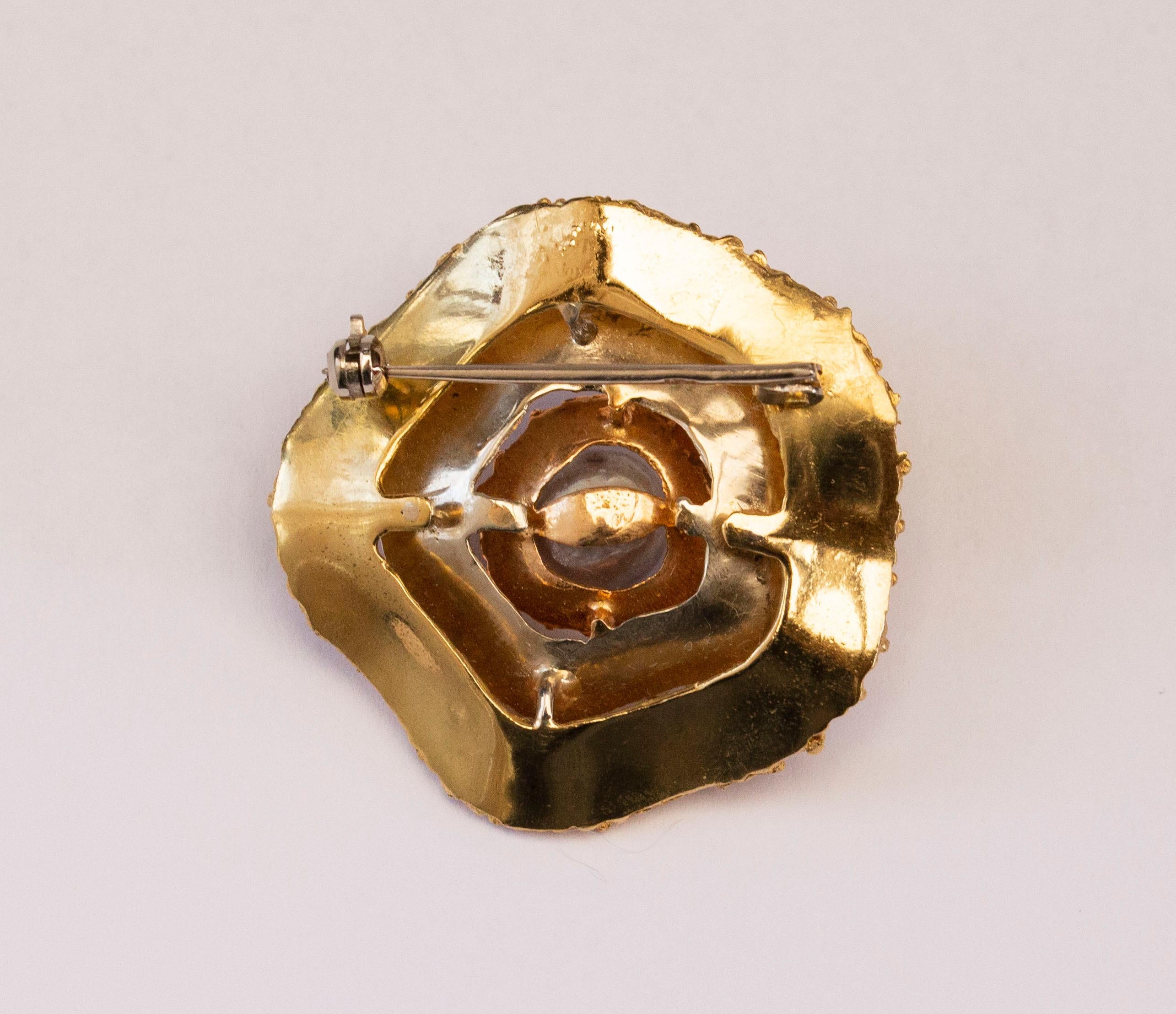 Round Cut 18 Karat Tricolor Gold Round Floral Brooch with Gray Pearl Mid of the 20th C  For Sale