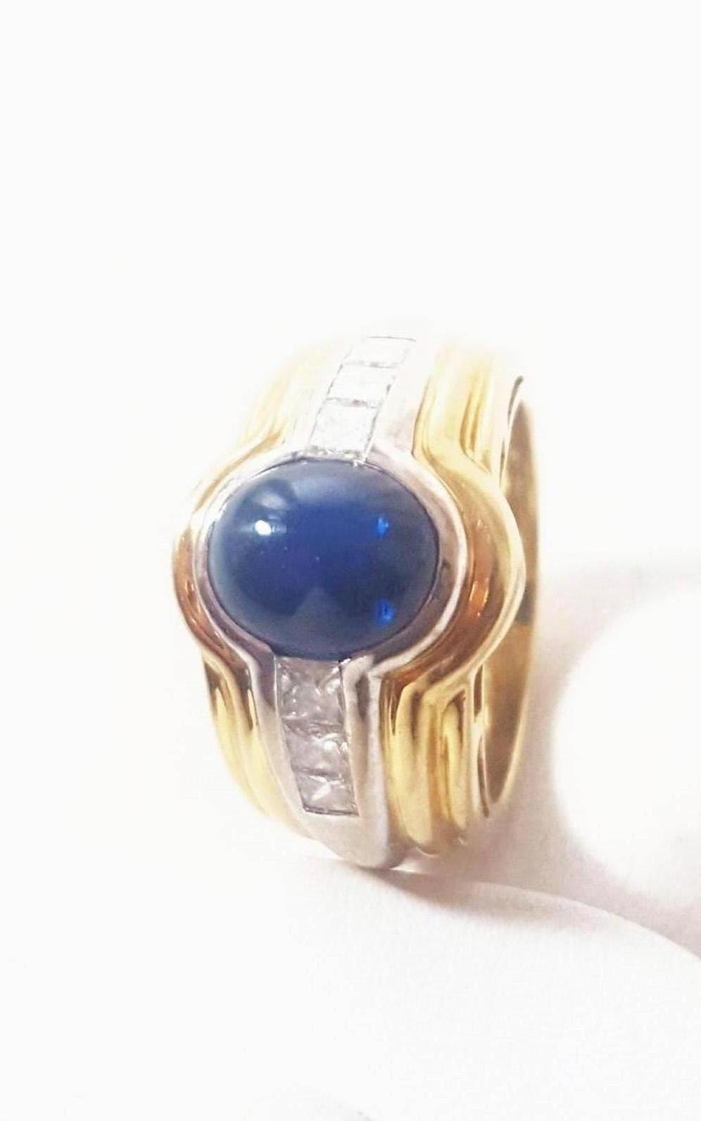 18 Karat Two-Tone Cabochon Sapphire and Princess Cut Diamonds Ring In Excellent Condition In Palm Beach, FL
