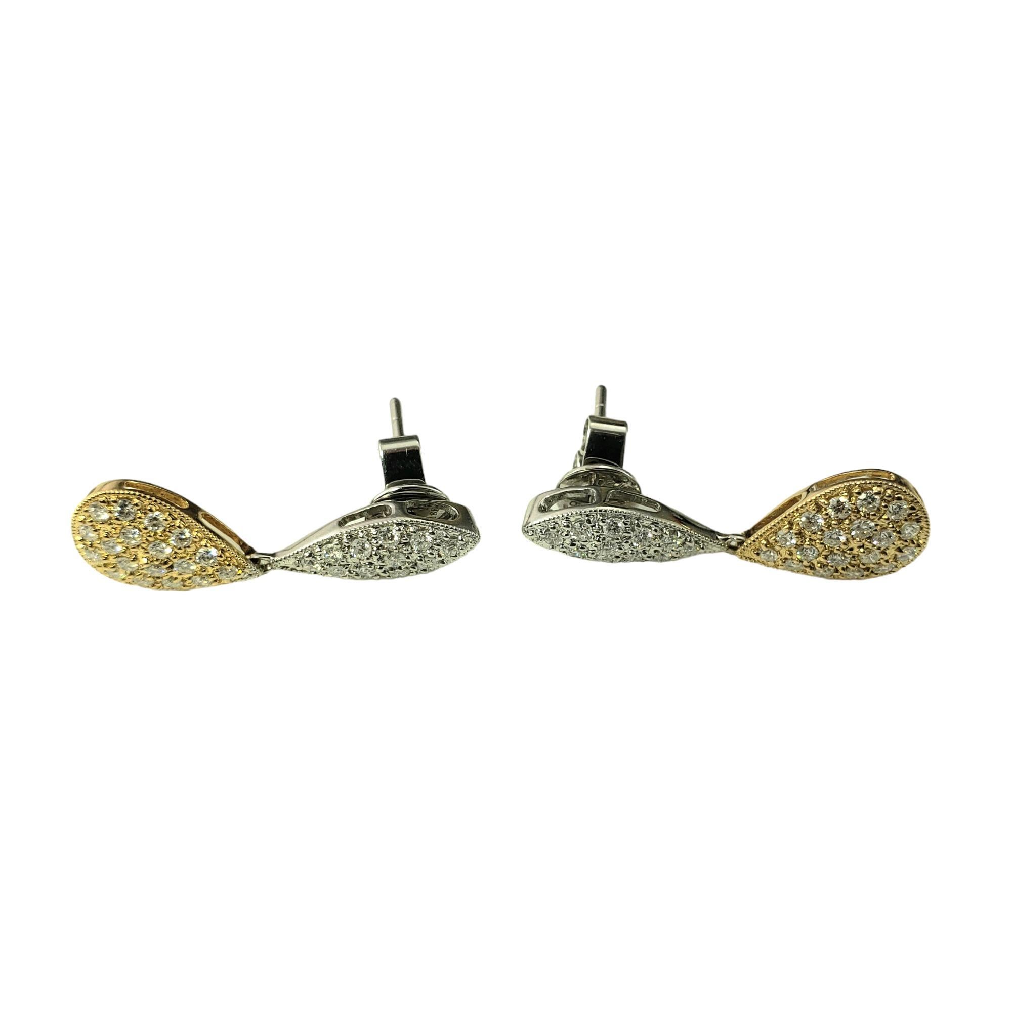 Pendientes Colgantes Lágrima en Oro de Dos Tonos de 18 Kilates y Diamantes-

Estos brillantes pendientes colgantes tienen 34 diamantes redondos de talla brillante engastados en oro amarillo y blanco de 18 quilates.  Cierres a presión.

Peso total