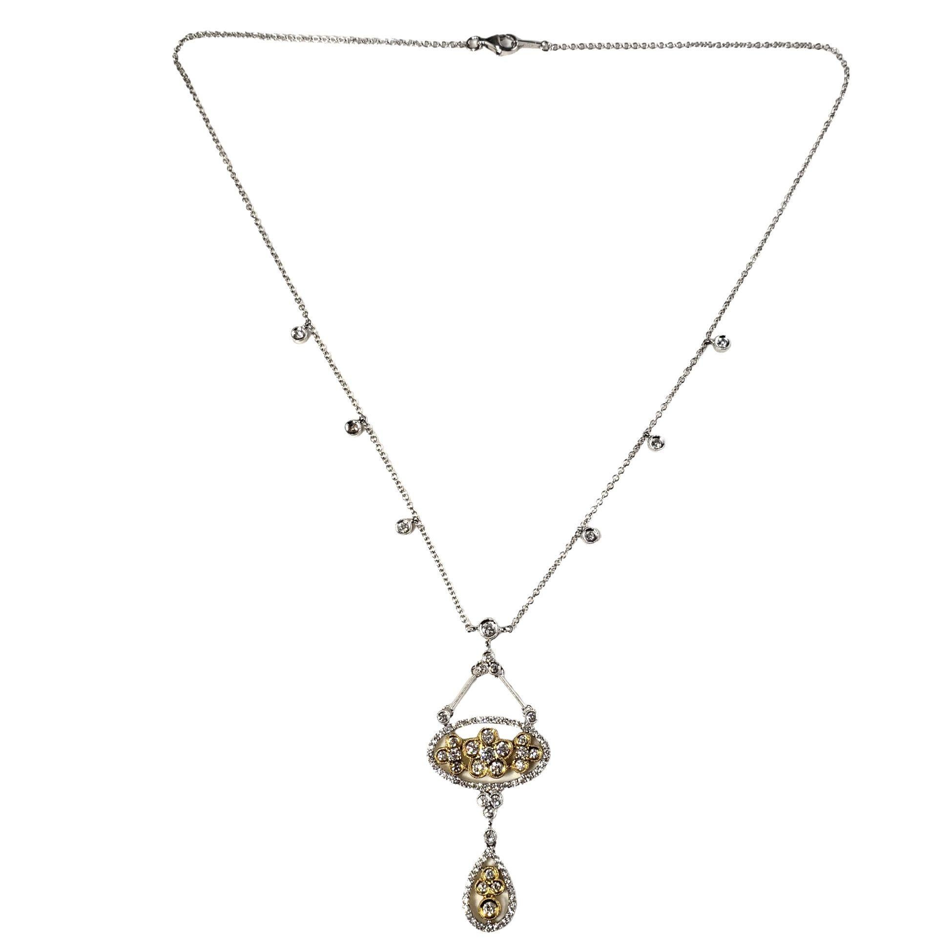 Vintage Collier avec pendentif en or bicolore 18 carats et diamants-...

Ce collier spectaculaire présente 94 diamants ronds de taille brillant, sertis dans de l'or blanc et jaune 18K magnifiquement détaillé.

Poids total approximatif des diamants :