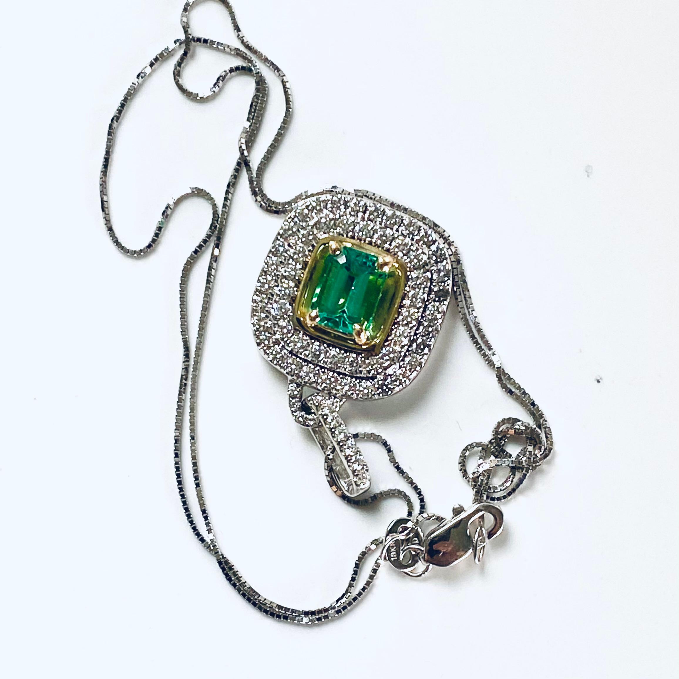Pendentif en or bicolore 18 carats avec double rangée de diamants et émeraudes de 16 pouces en vente 1