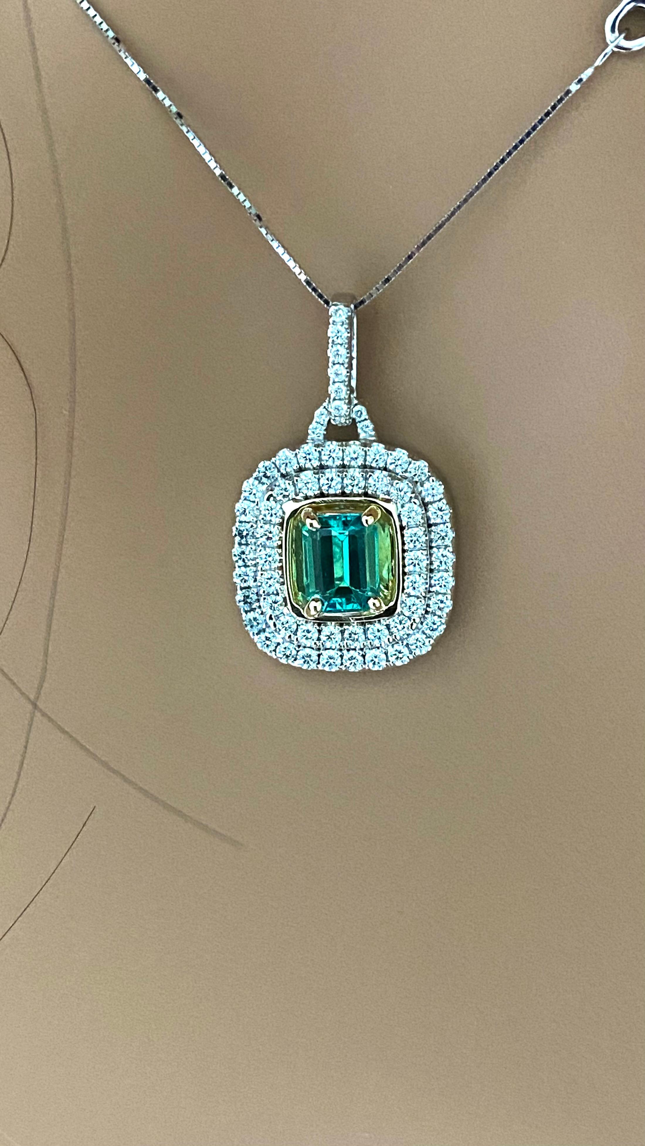 Taille émeraude Pendentif en or bicolore 18 carats avec double rangée de diamants et émeraudes de 16 pouces en vente