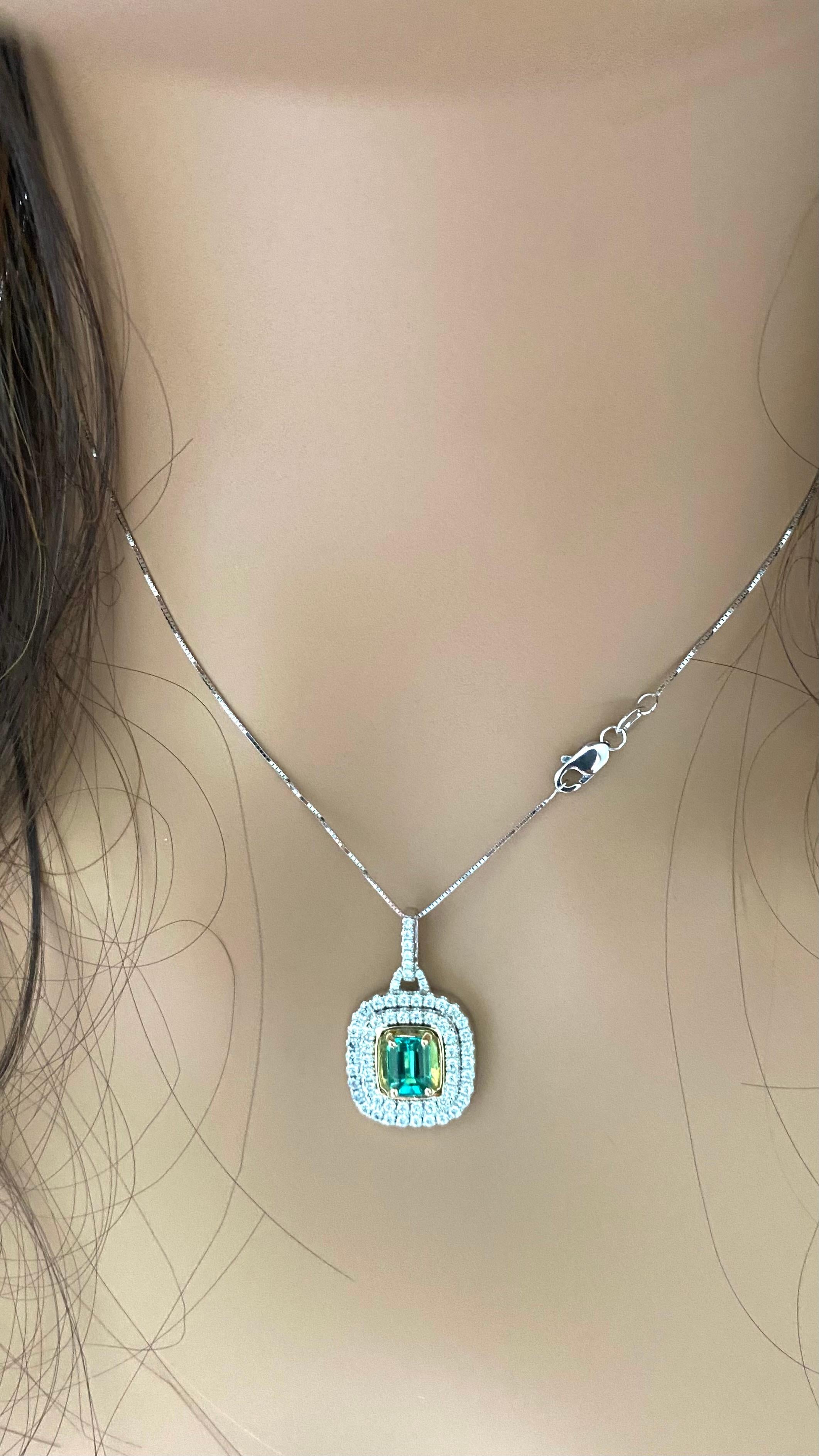 Pendentif en or bicolore 18 carats avec double rangée de diamants et émeraudes de 16 pouces Neuf - En vente à New York, NY