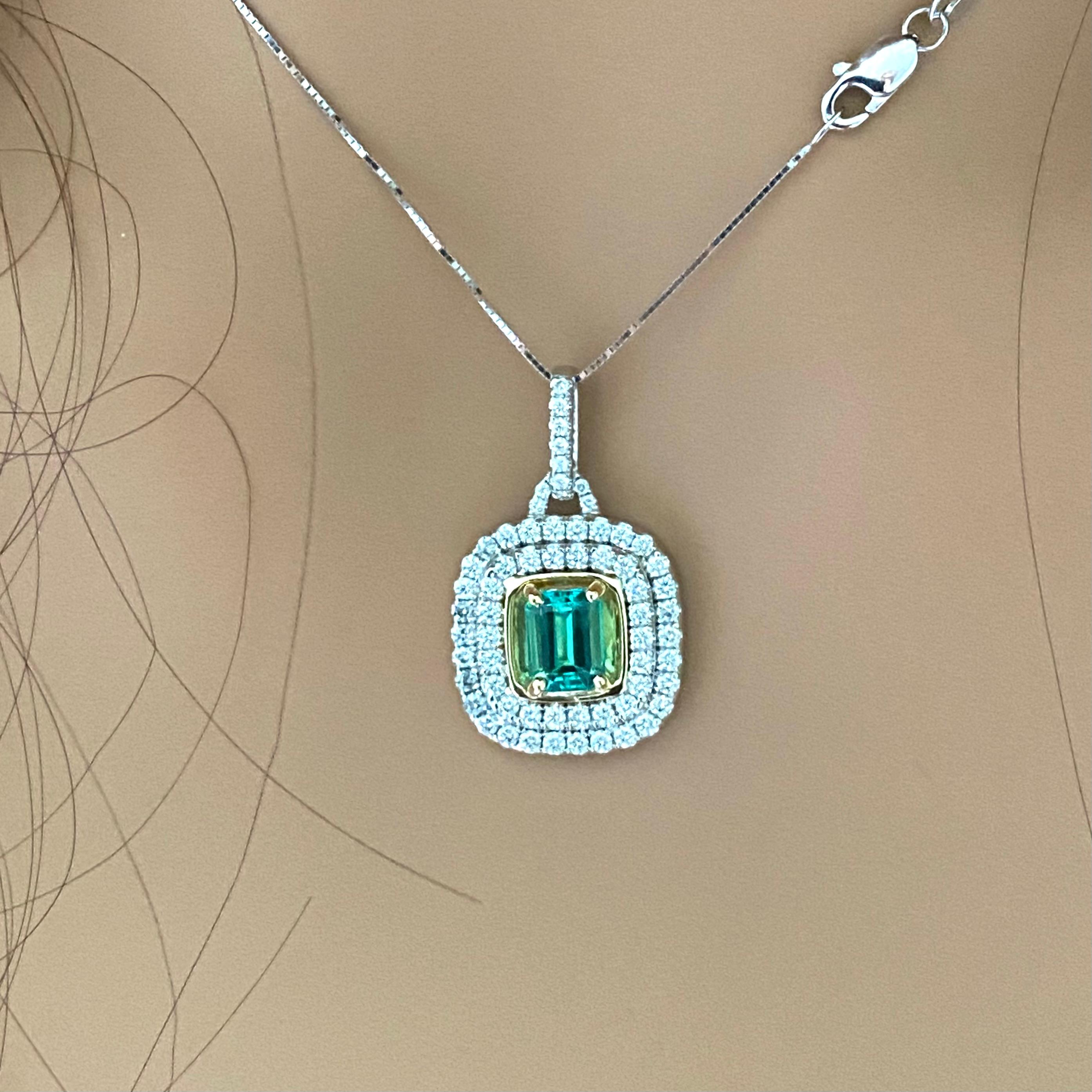 Pendentif en or bicolore 18 carats avec double rangée de diamants et émeraudes de 16 pouces Pour femmes en vente