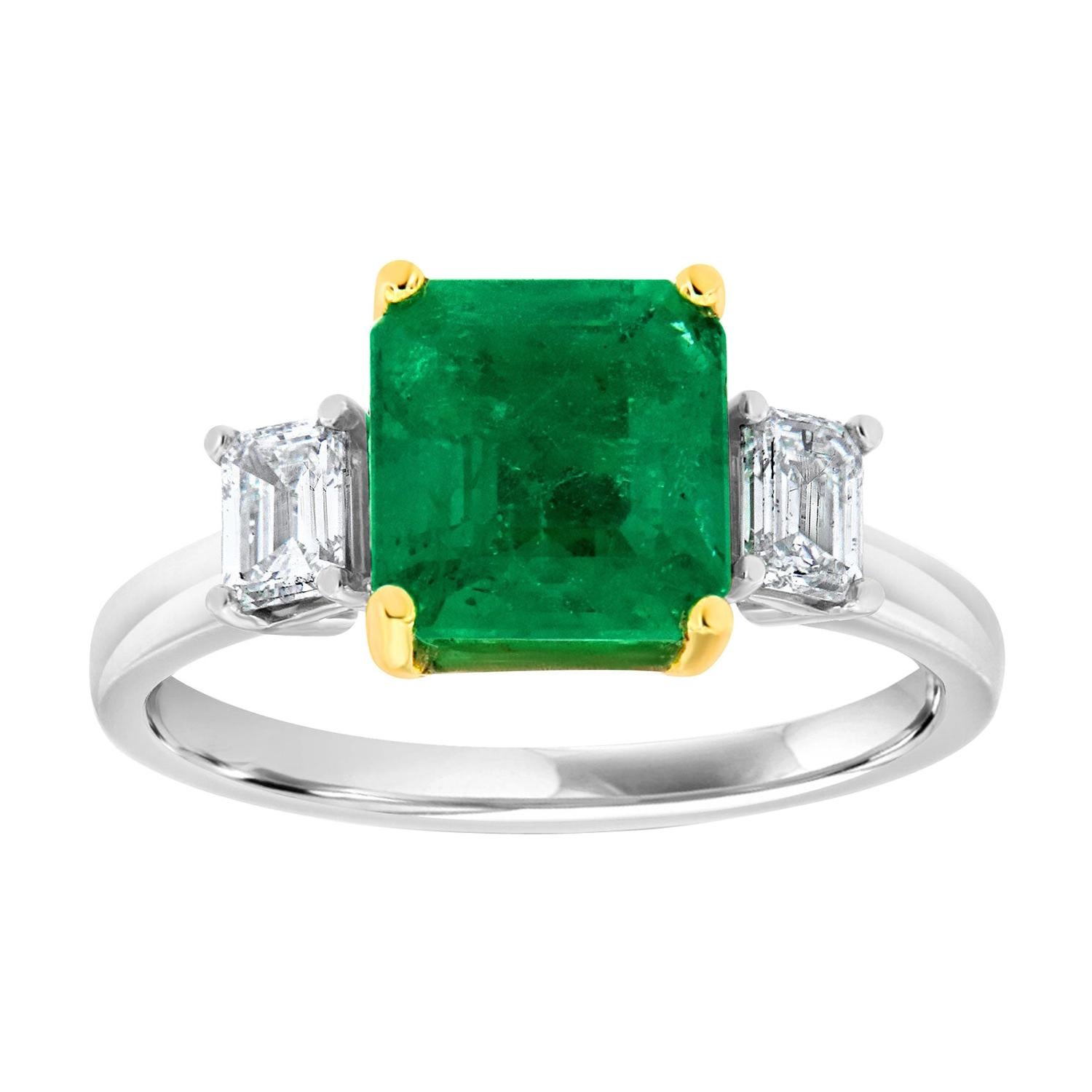 Émeraude verte certifiée GIA de 2,31 carats  Bague bicolore 18K à trois pierres et diamants 