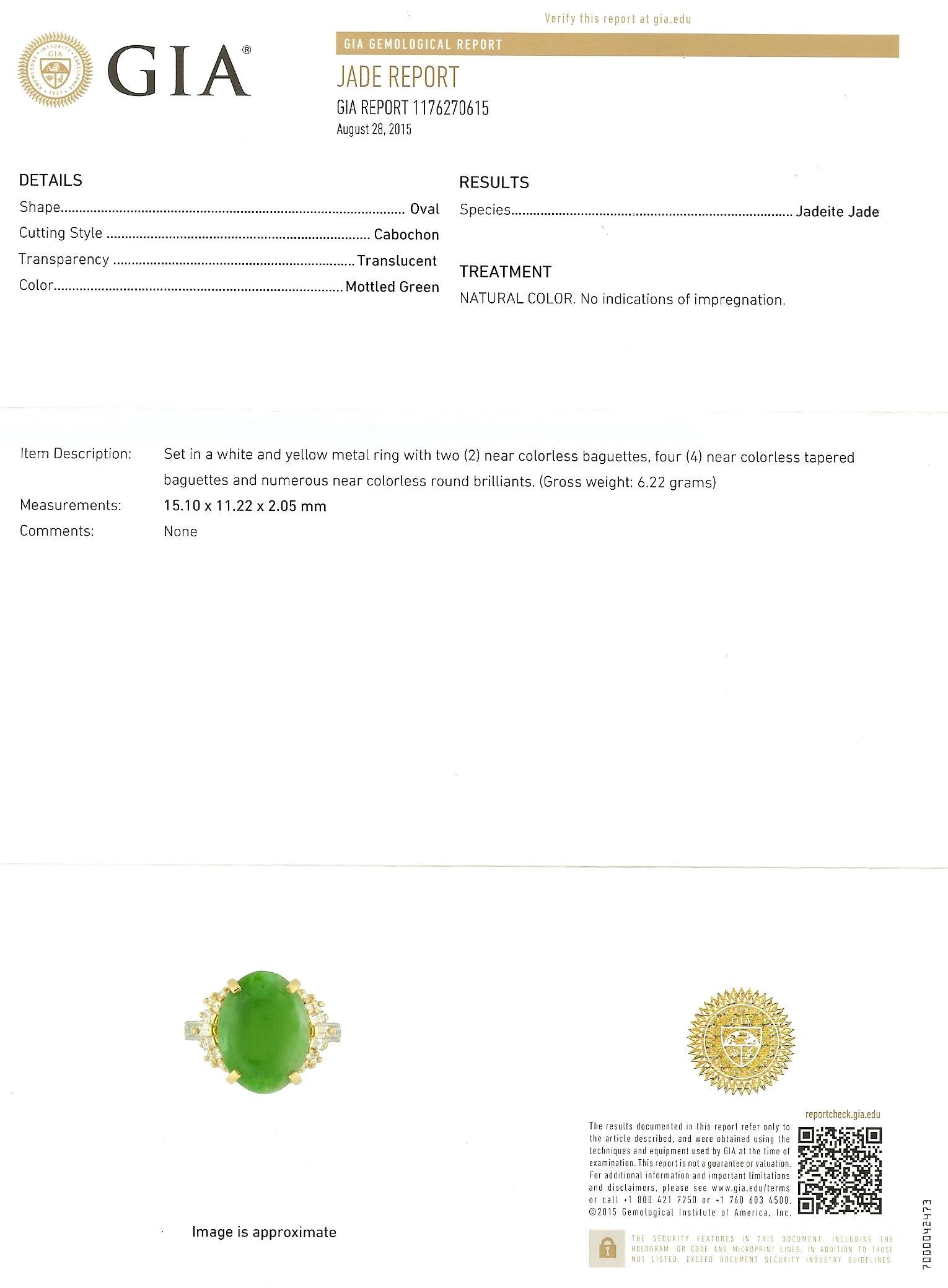 Cette bague en or 18 carats est composée d'une pièce centrale ovale de jade naturel certifié GIA, solidement sertie dans une monture en or jaune à 4 branches. Bien que légèrement panaché, il possède la nuance de vert la plus recherchée. Sans