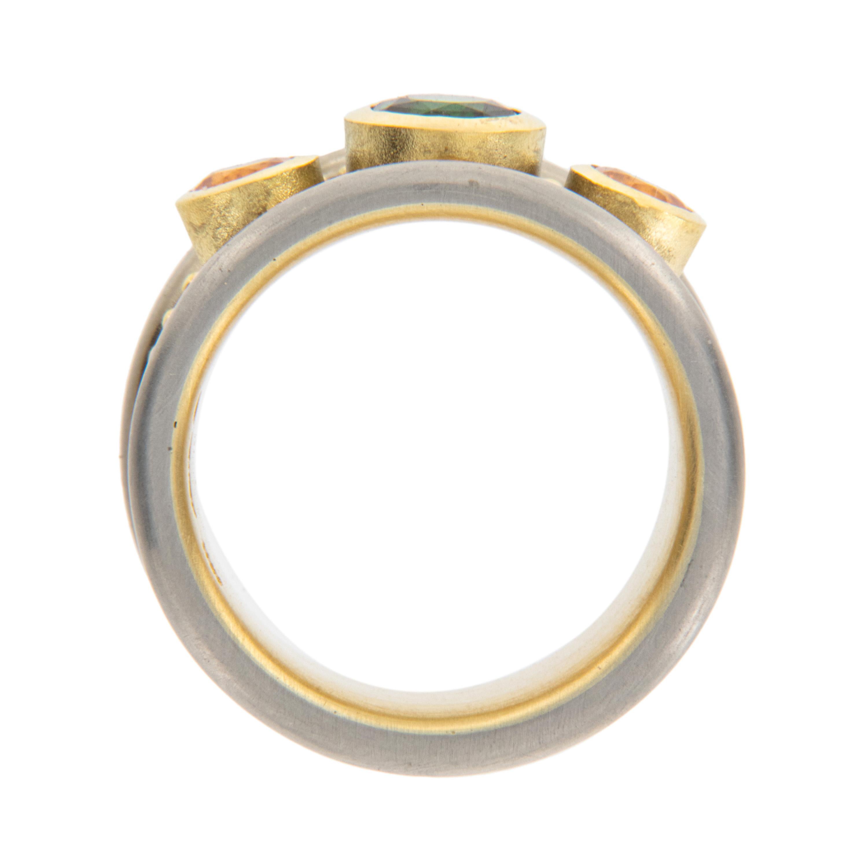 Taglio rotondo Anello a fascia in oro 18 carati bicolore con tsavorite e opale messicano di Patrick Irla in vendita