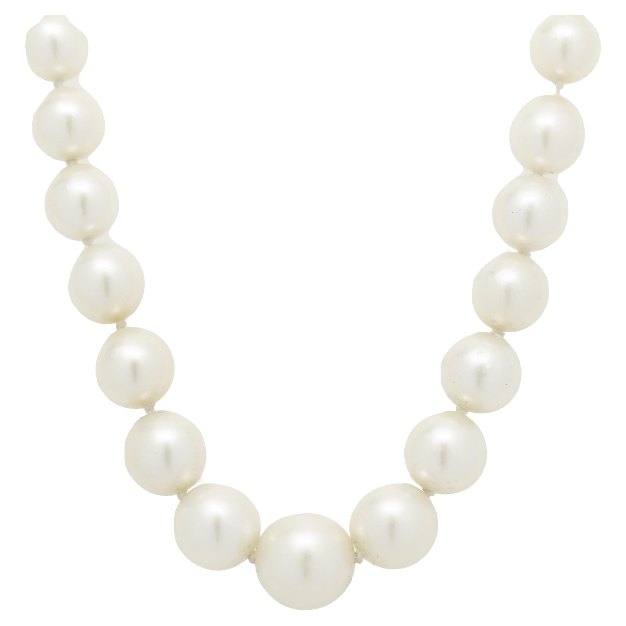 18 Karat Two Tone Graduated Fresh Water Pearl Necklace