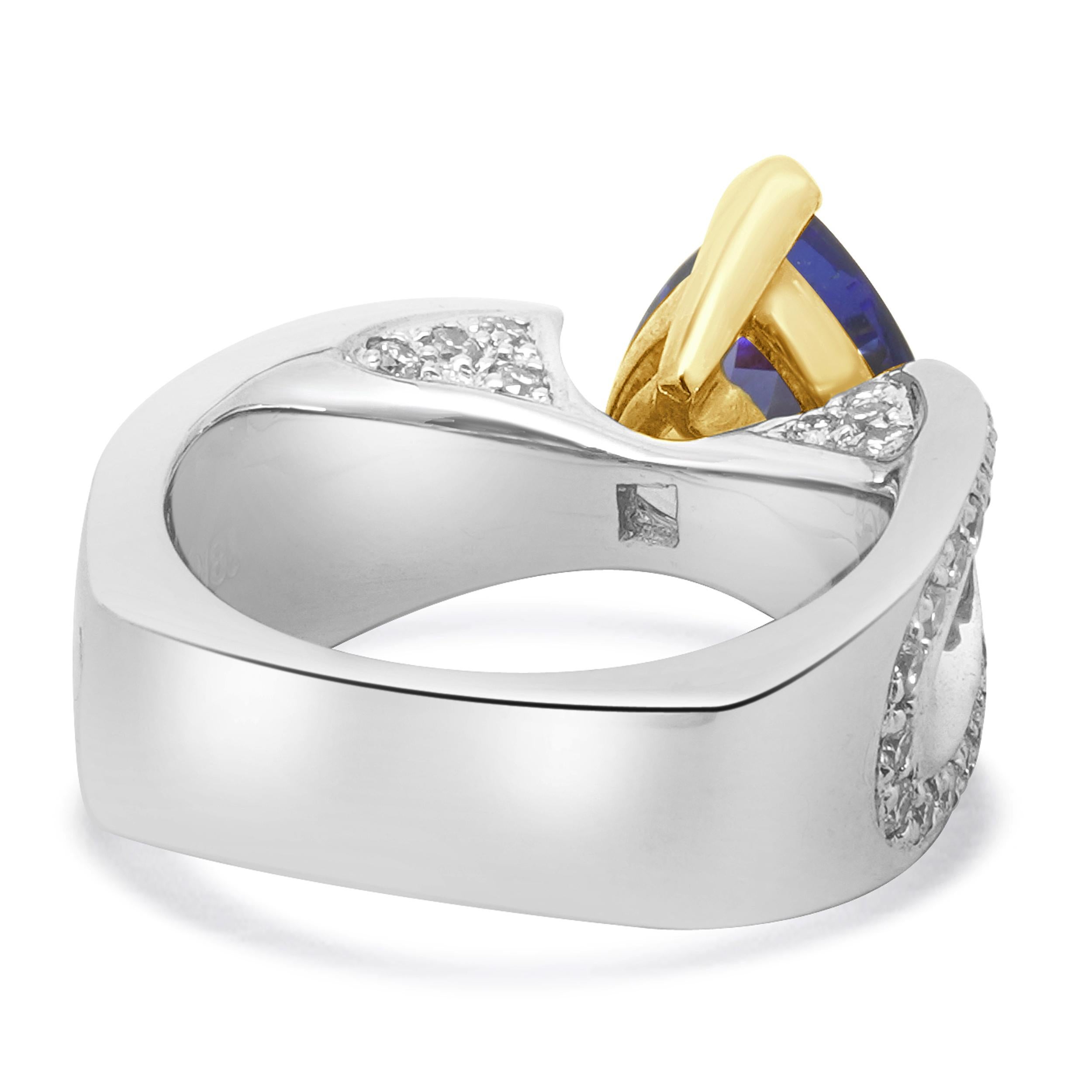 18 Karat zweifarbiger Tansanit und Diamant Ring (Trillionschliff) im Angebot