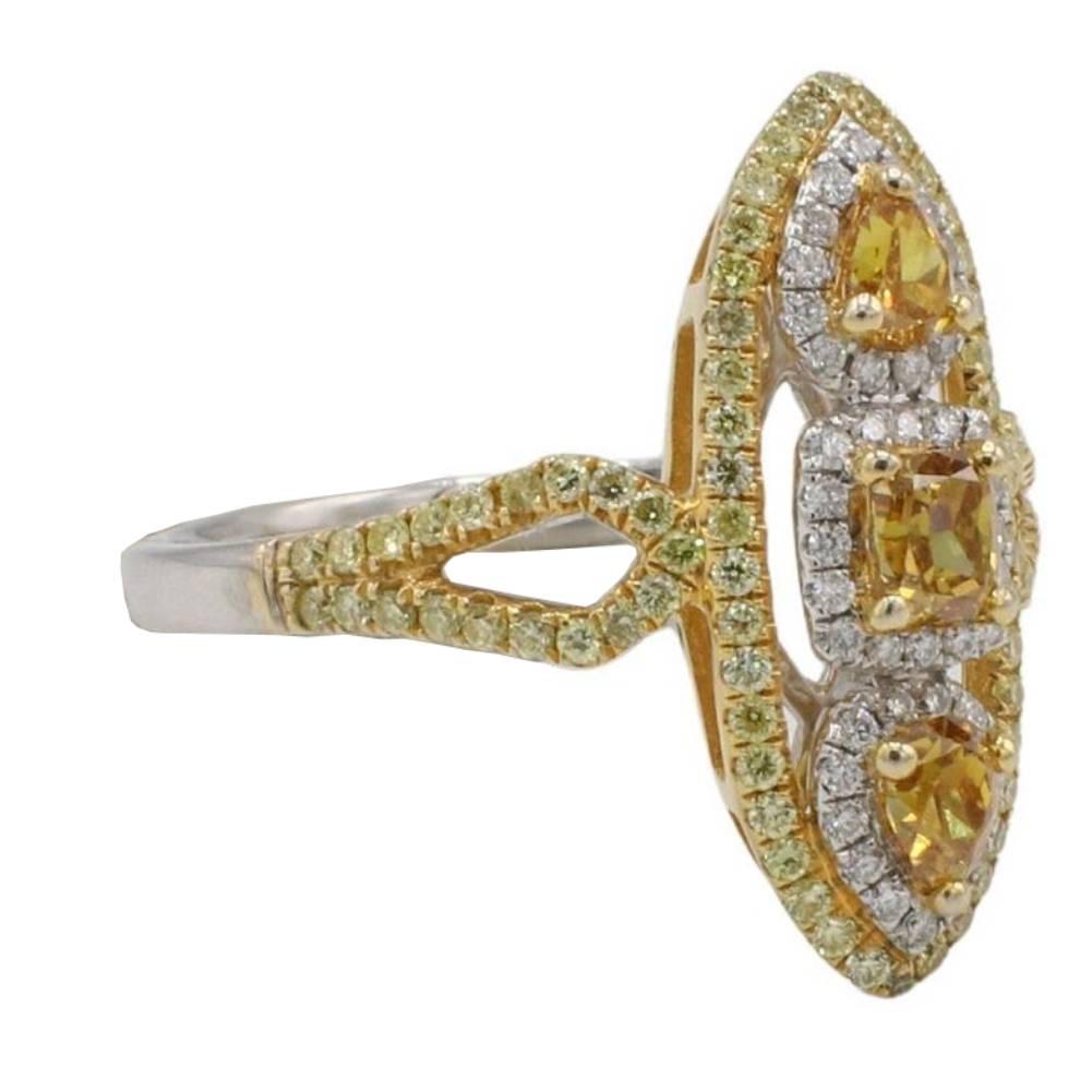 Anello da cocktail in stile Navette con diamante giallo bicolore 18 carati 
Metallo: oro bianco/giallo 18 carati
Peso: 4.72 grammi
Diamanti: Circa 1,00 CTW di diamanti gialli e incolori VS. I diamanti gialli sono trattati
Taglia: 9 (US)
Parte