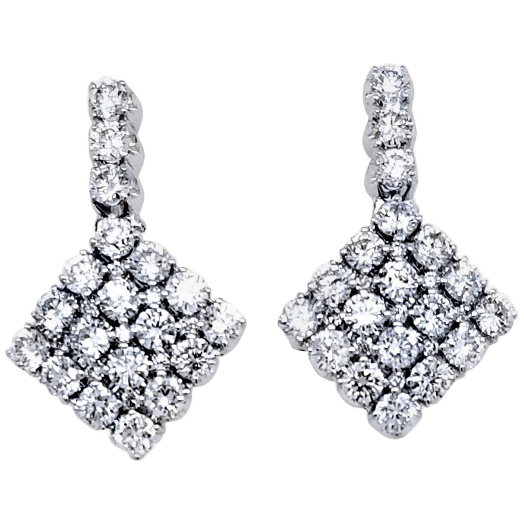 Boucles d'oreilles pendantes en or 18 carats avec diamants 1,67 carat sertis en pavé de U en vente