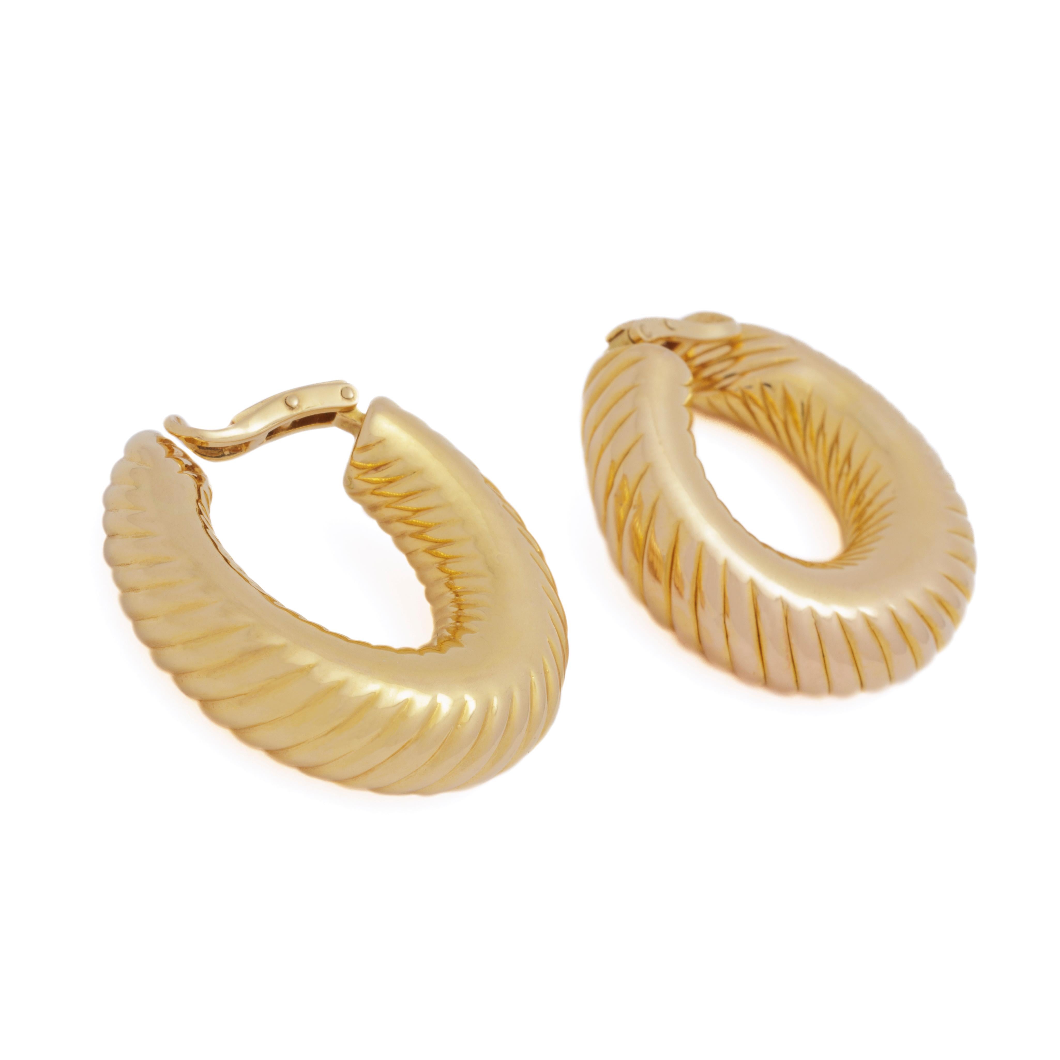 18 Karat Van Cleef & Arpels Elongated Hoop Earrings In Excellent Condition For Sale In New York, NY