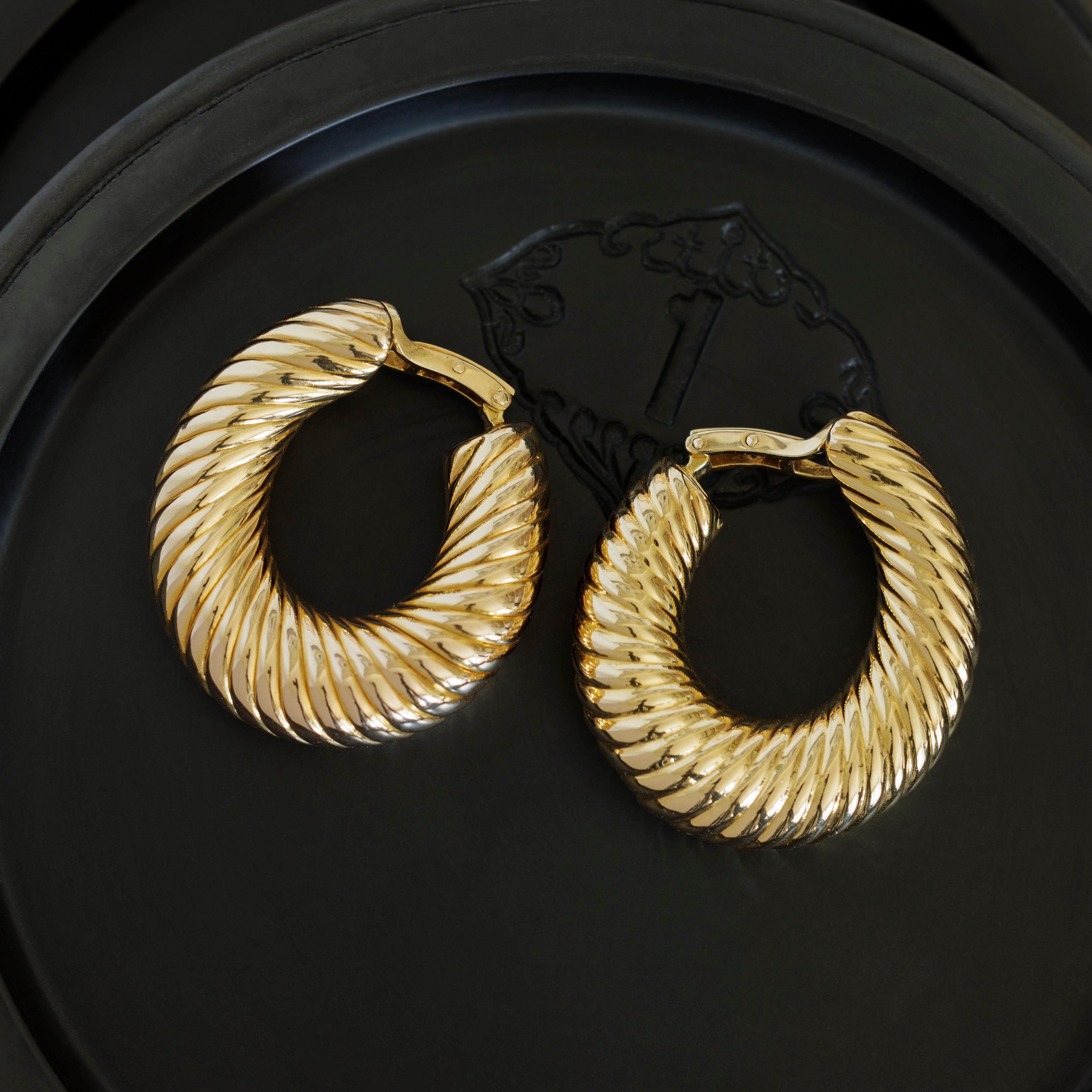 18 Karat Van Cleef & Arpels Elongated Hoop Earrings For Sale 2