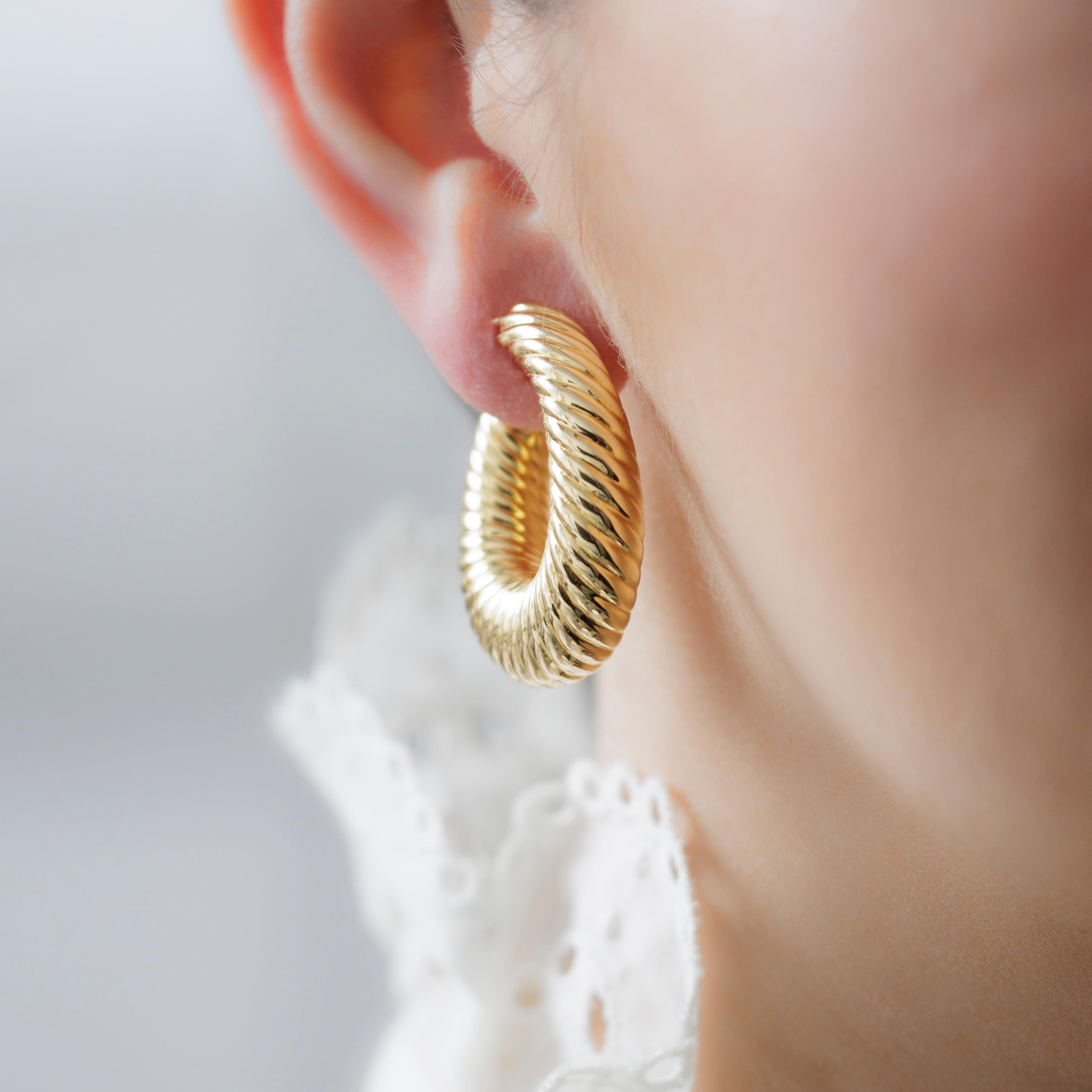 18 Karat Van Cleef & Arpels Elongated Hoop Earrings For Sale 3