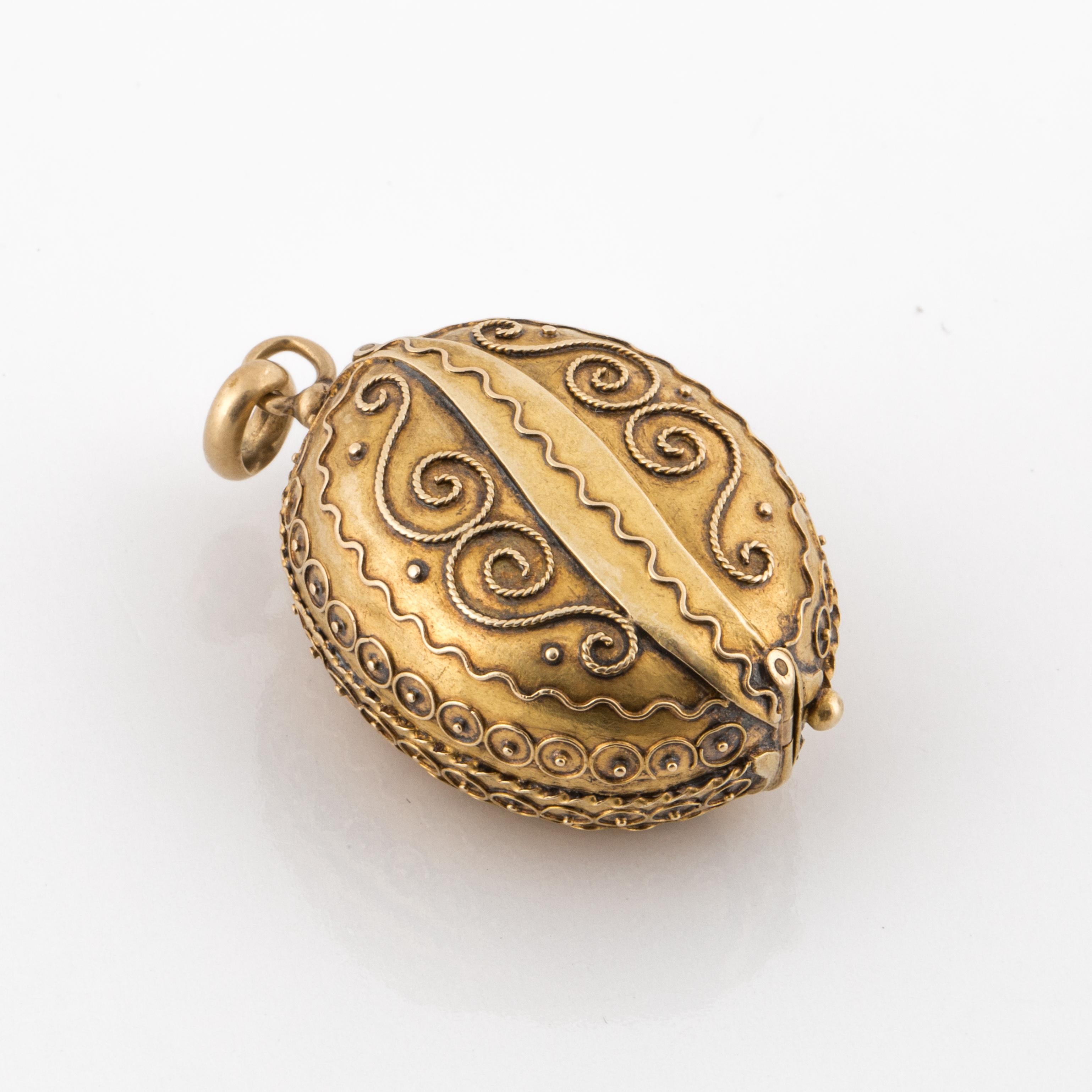 Viktorianisches etruskisches Medaillon mit fünf Schlitzen in 18K Gold für Damen oder Herren im Angebot