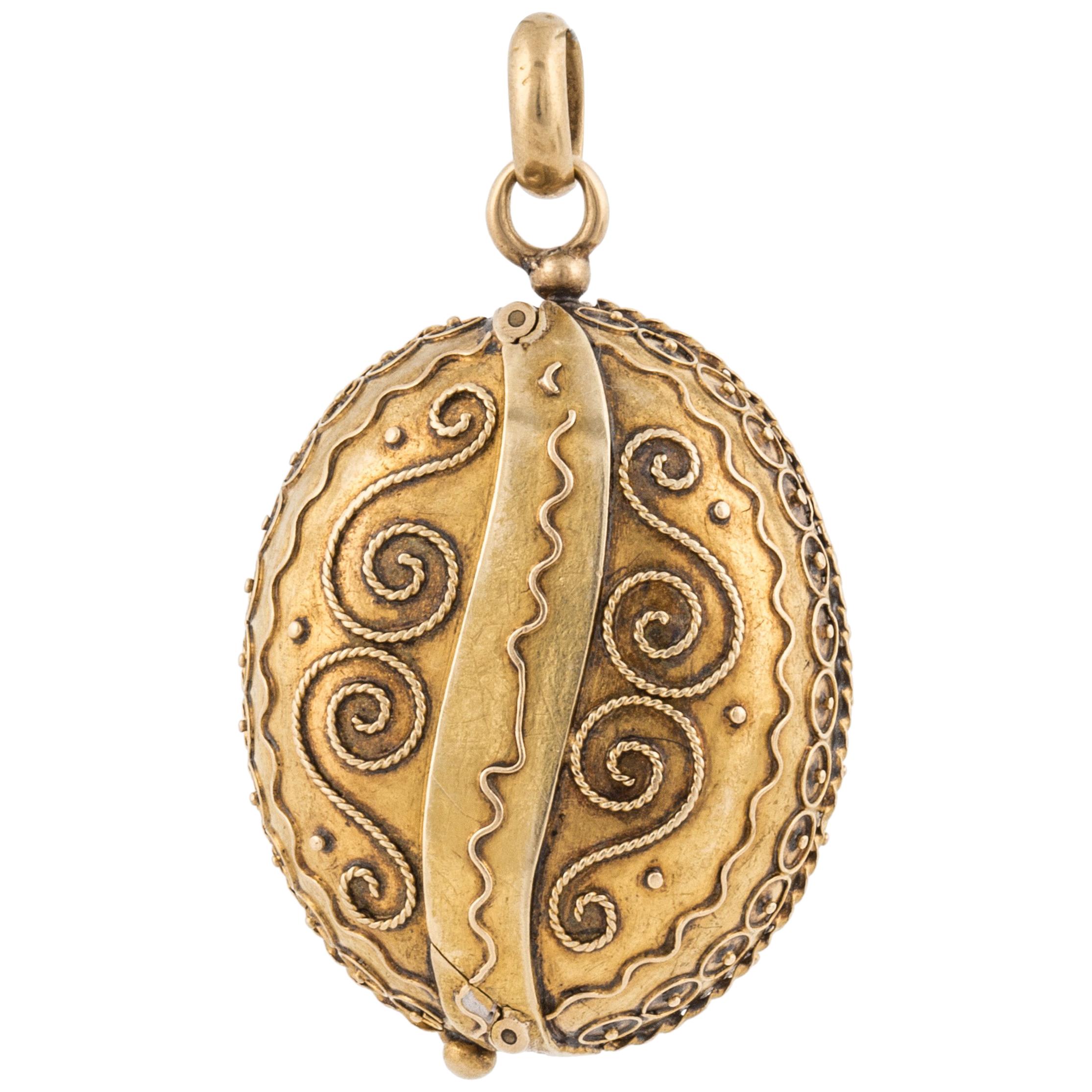 Viktorianisches etruskisches Medaillon mit fünf Schlitzen in 18K Gold im Angebot