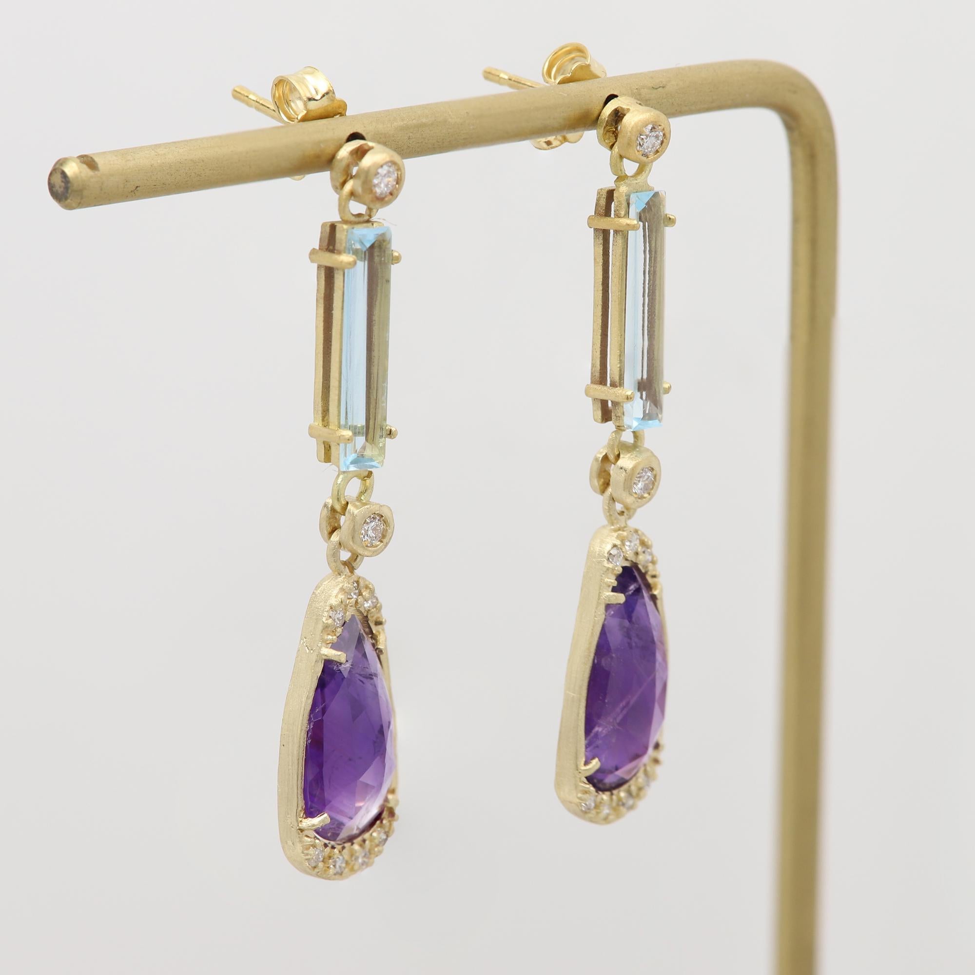 Pendientes vintage colgantes de diamantes, amatista y aguamarina
Amatista natural en rodajas de 5,0 quilates aprox. 
Diamantes naturales G-VS 
Aguamarina natural 14x3 mm color azul claro
Oro amarillo de 18 quilates auténtico aprox. 6,1 gramos
El