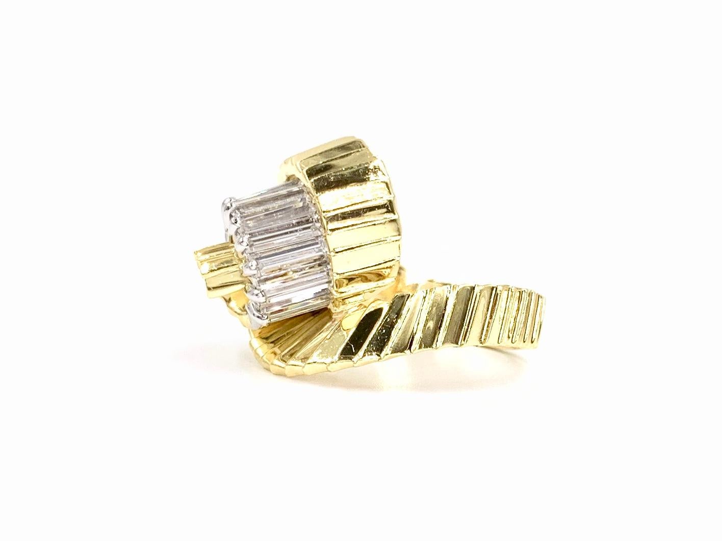 18 Karat Vintage Swirl Baguette Diamond Ring In Excellent Condition For Sale In Pikesville, MD