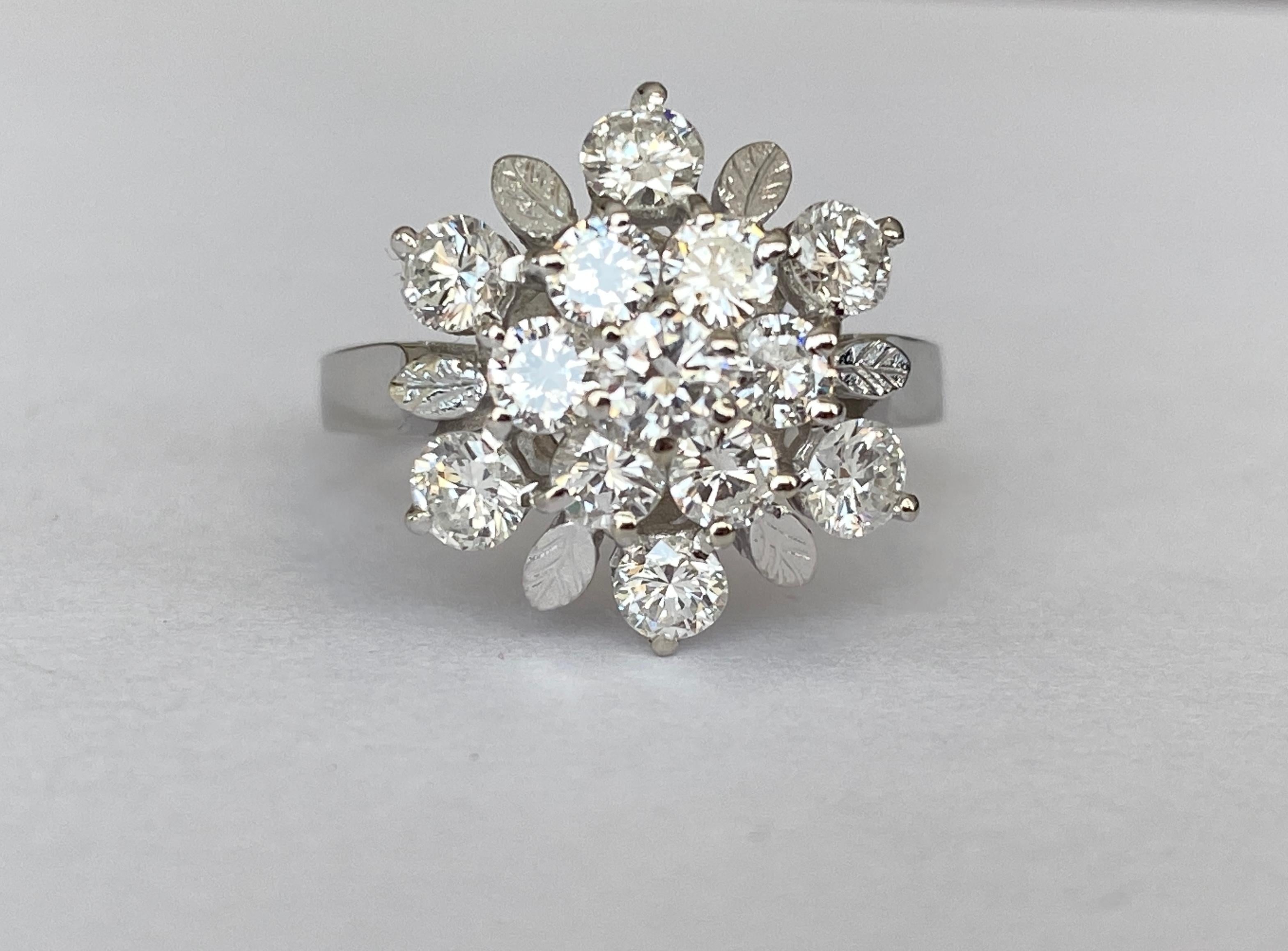 Angeboten in gutem Zustand, Rosettenring aus 18 kt Weißgold, mit 7 Diamanten im Brillantschliff von ca. 0,60 ct der Qualität G/VS/SI und 6 Stück Diamanten im Brillantschliff, insgesamt ca. 0,80 ct, der Qualität G/VS/SI. Insgesamt ca. 1.40 ct.