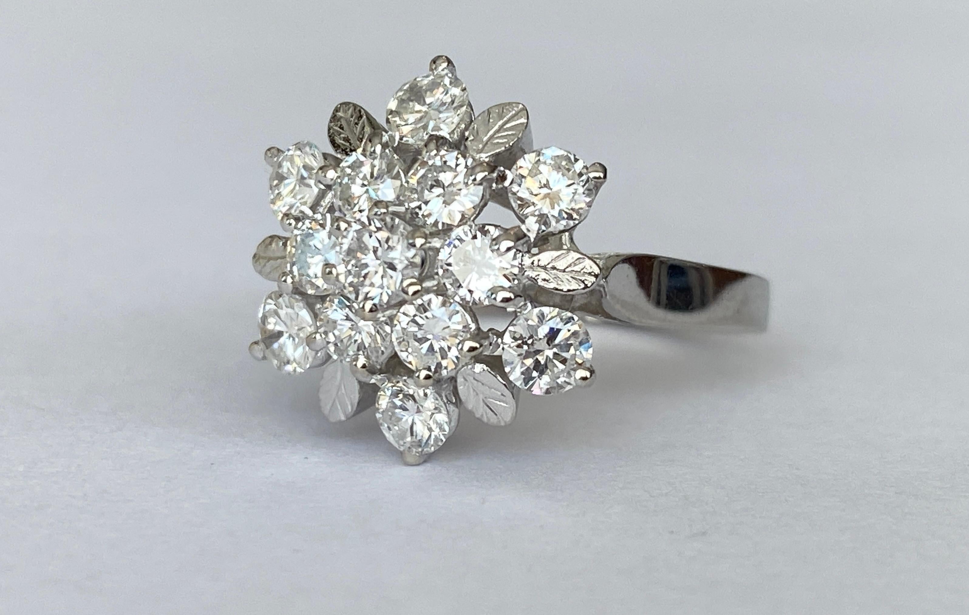 18 Karat Vintage Weißgold Cocktail-Ring aus Weißgold mit 1,40 Karat Diamanten im Zustand „Hervorragend“ in AMSTERDAM, NL