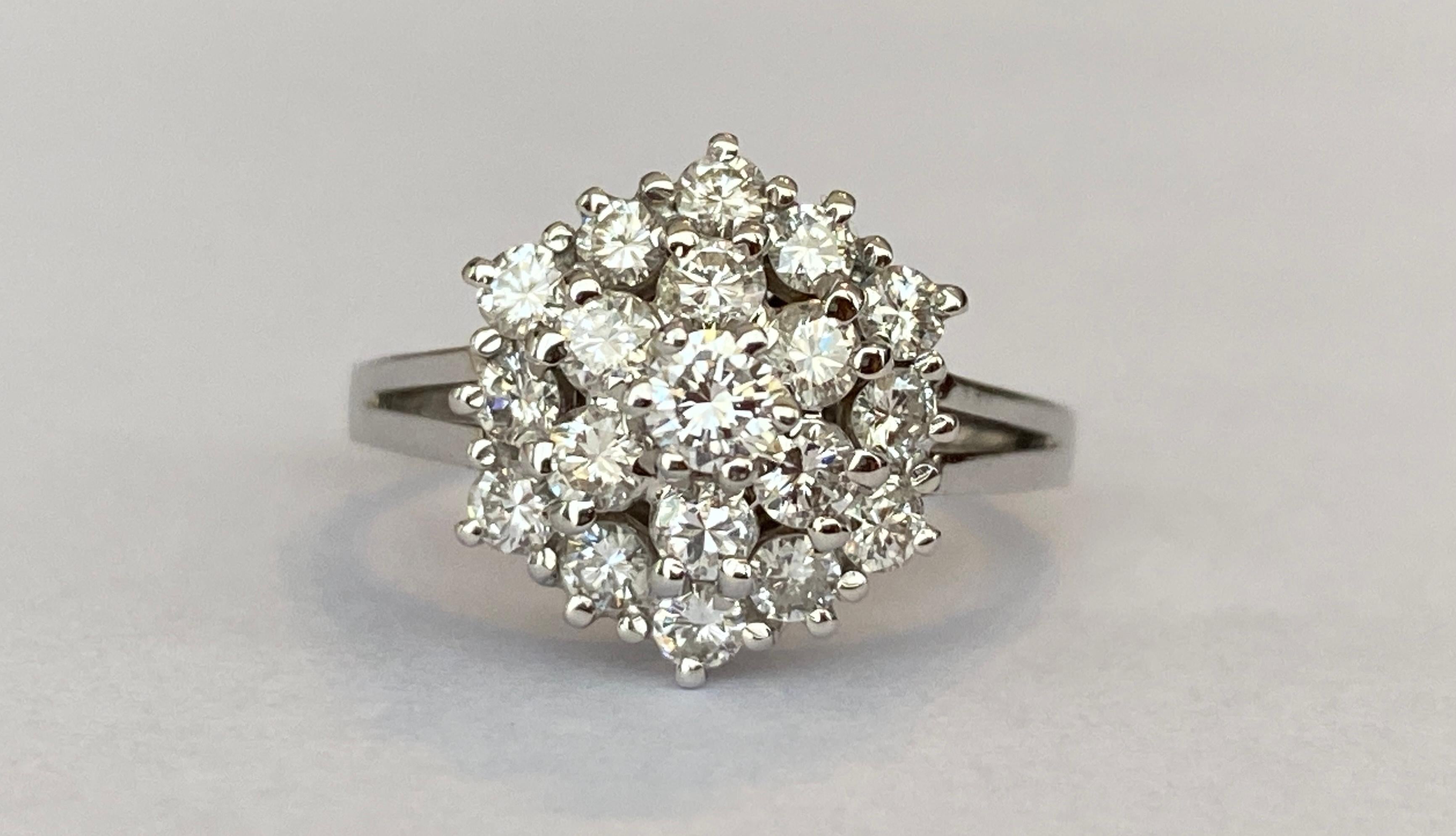Angeboten in gutem Zustand, Rosettenring in 18 kt Weißgold, mit a1  Brillantschliff-Diamant von ca. 0,13 ct der Qualität G/VS/SI  die  umgeben von 2 Reihen und einer Entourage von 19  Stücke von Diamanten im Brillantschliff, insgesamt ca. 0.76 ct,