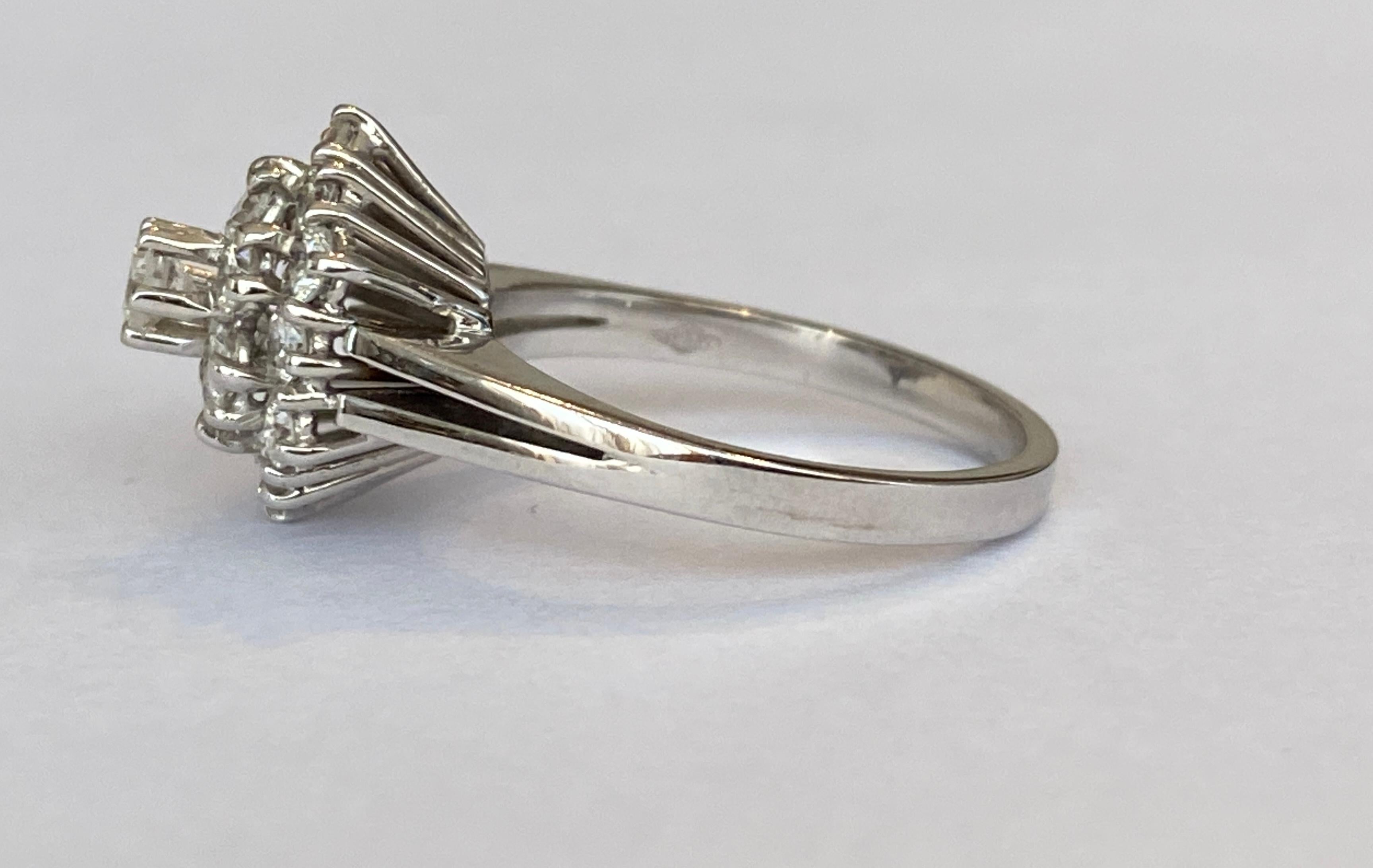 18 Karat Vintage Weißgold Cocktail-Ring aus Weißgold mit Diamanten im Zustand „Gut“ in AMSTERDAM, NL