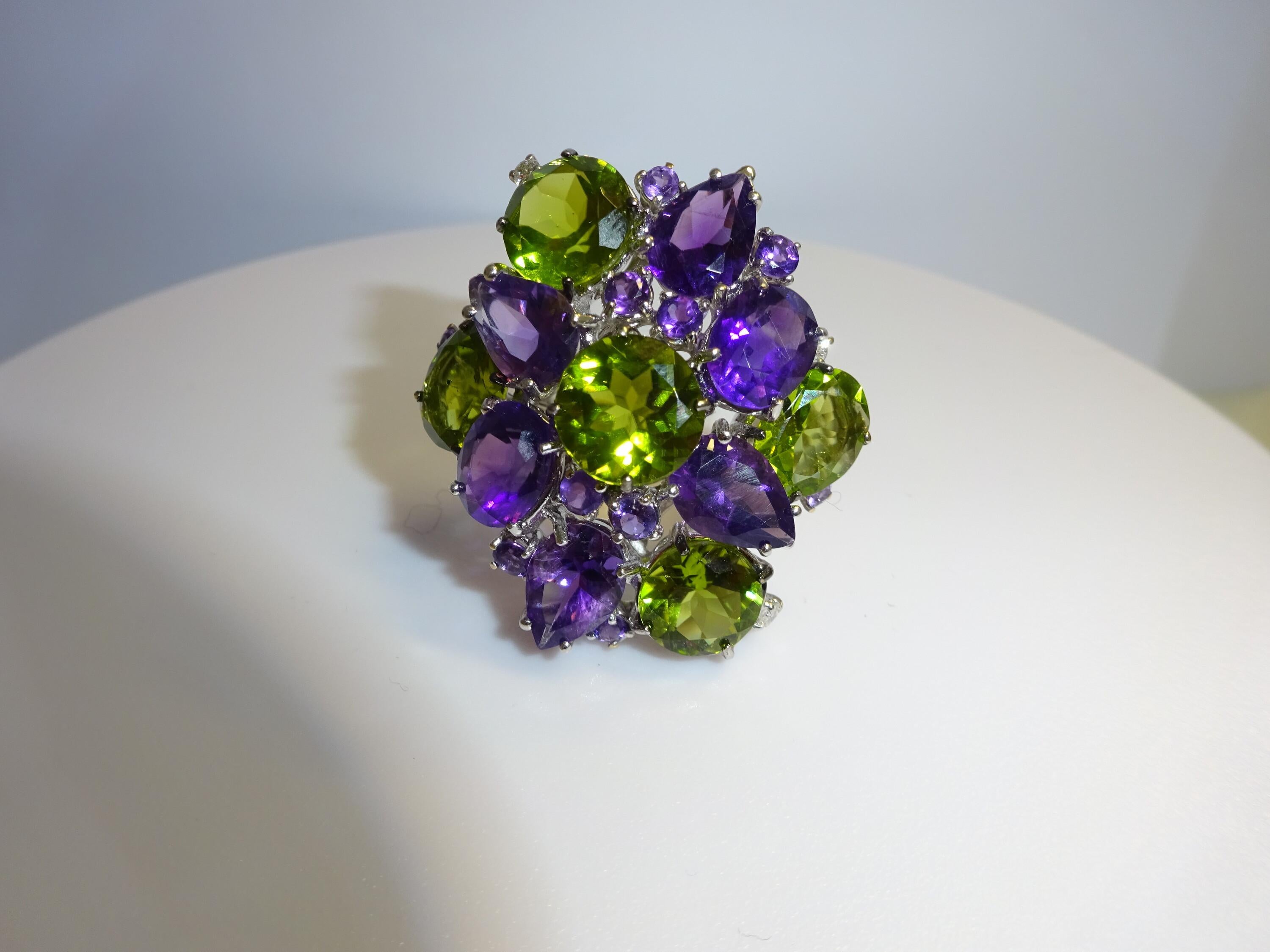 18 Karat WG Diamond Peridot and Amethyst Coktail Ring In New Condition In Duesseldorf, DE