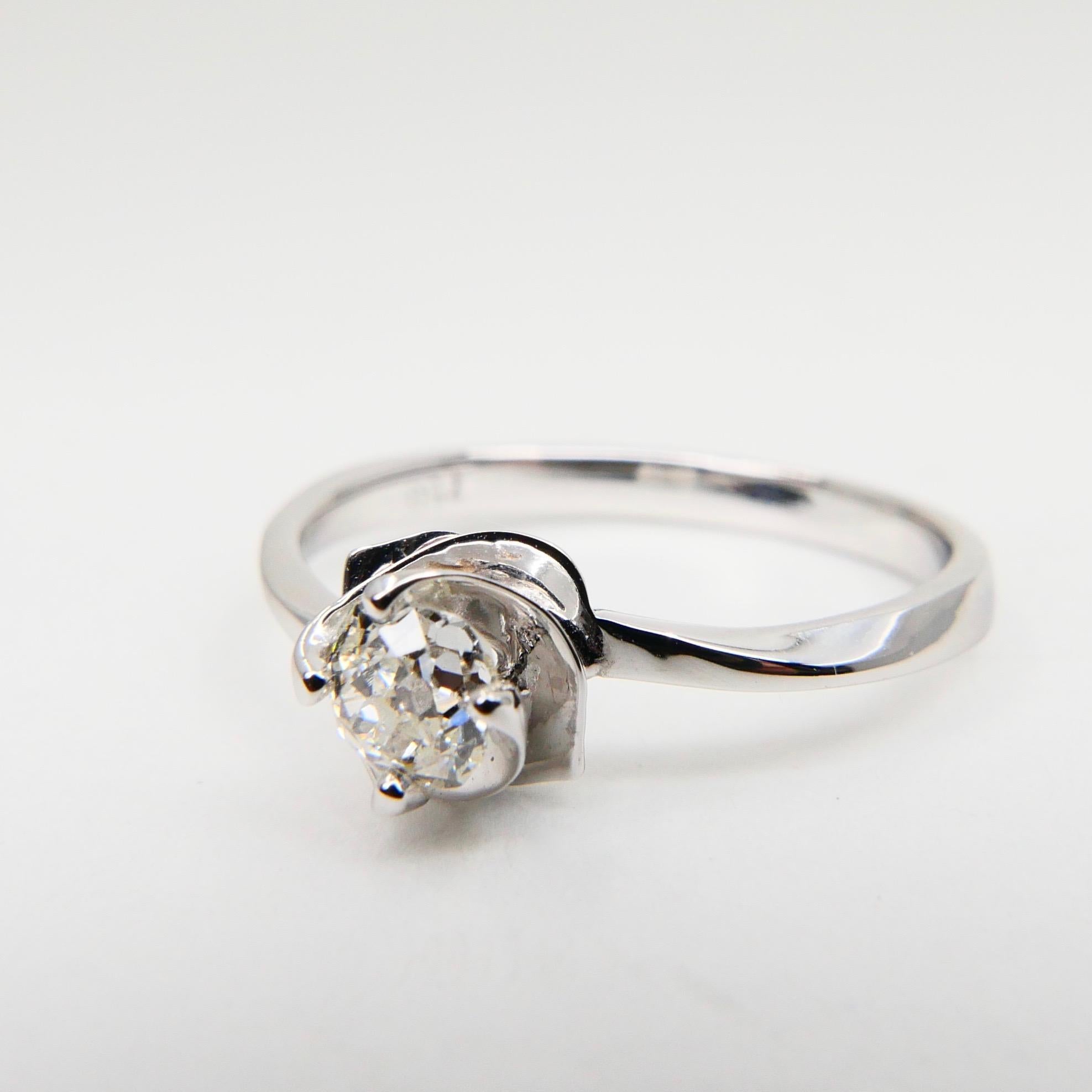 18 Karat White Gold Rose Flower Ring with Old Mine Cut Diamonds, Unique 3D Look In New Condition In Hong Kong, HK