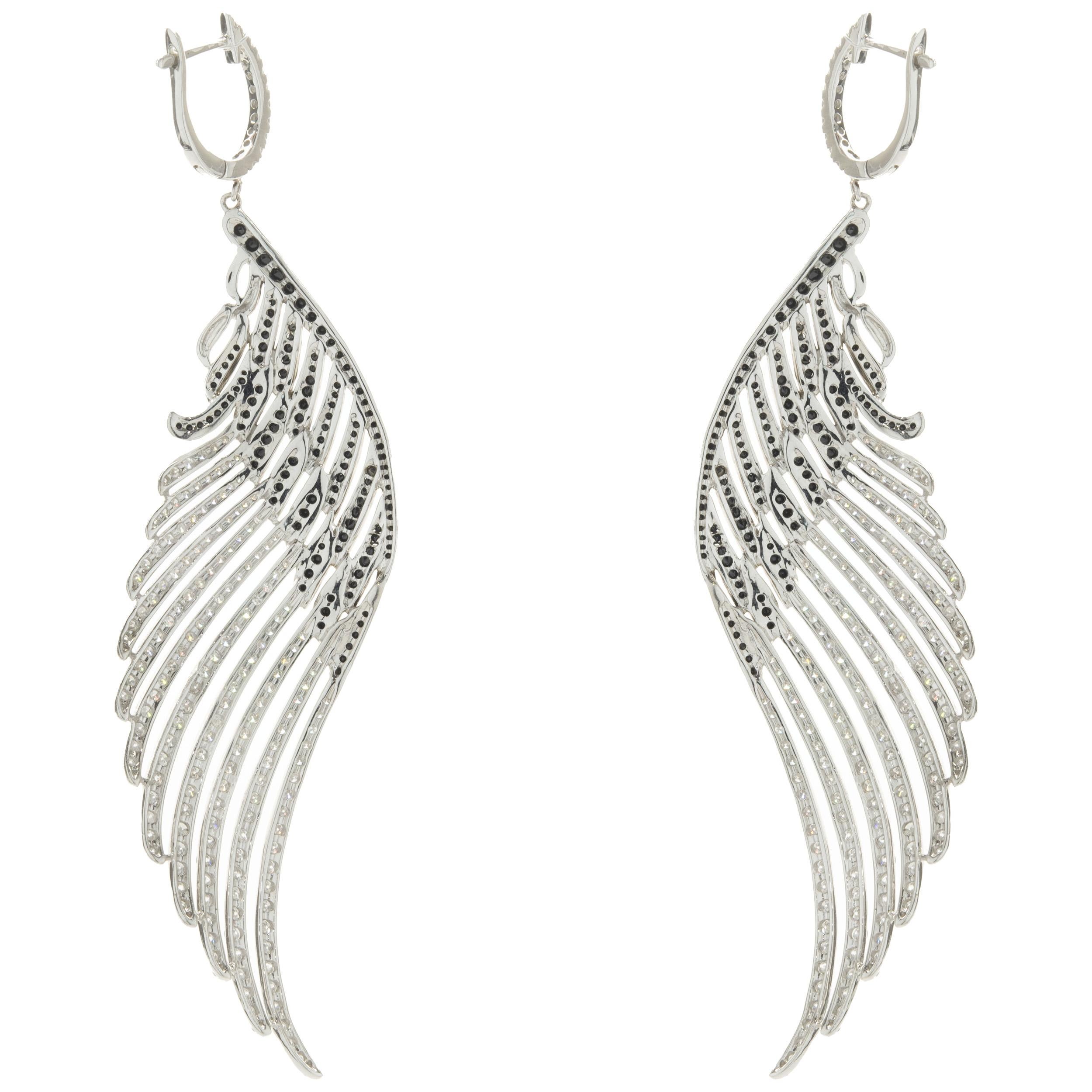 18 Karat Weiße und schwarze Diamant-Ohrhänger mit Engelsflügeln im Zustand „Hervorragend“ im Angebot in Scottsdale, AZ