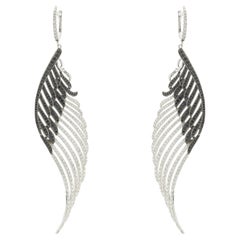 Boucles d'oreilles pendantes ailes d'ange en diamant blanc et noir 18 carats