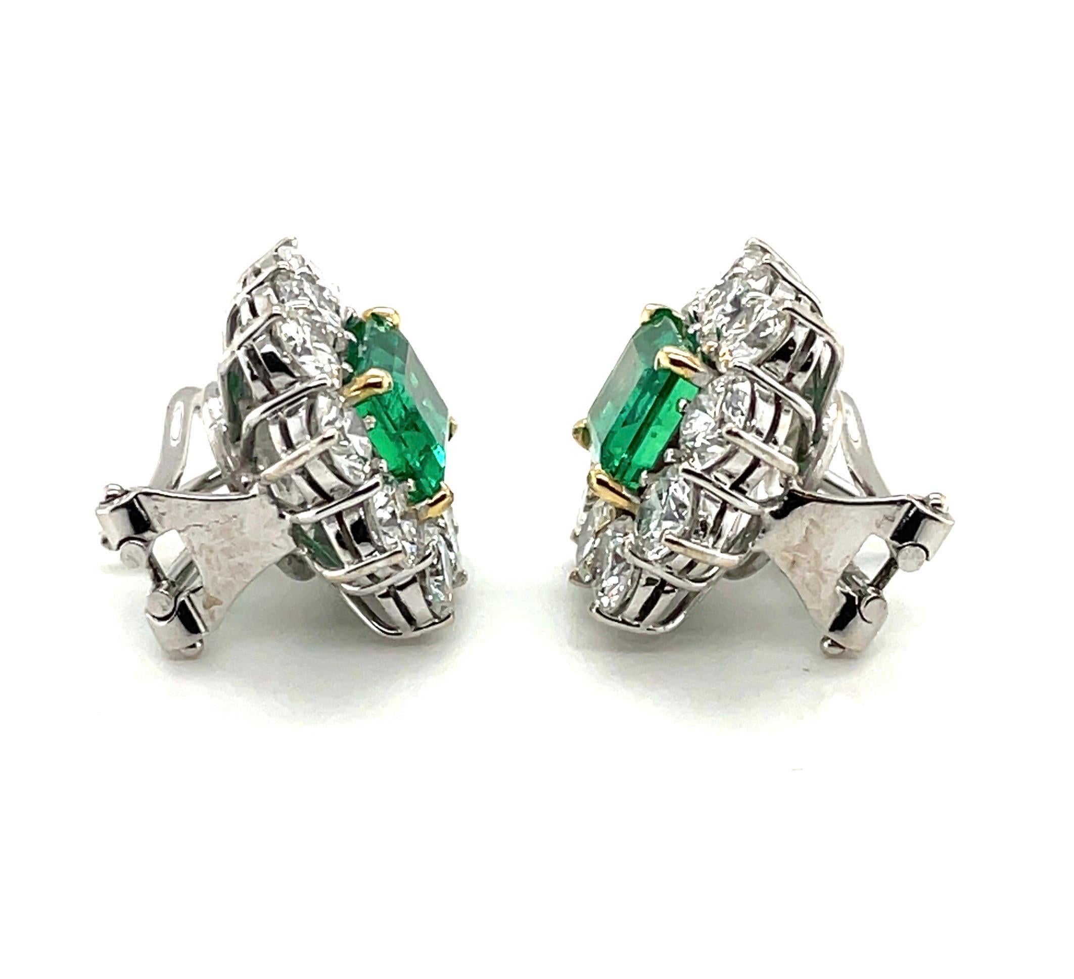 18 Karat White and Yellow Gold Colombian Emerald and Diamond Earrings  In Excellent Condition In Zurich, CH