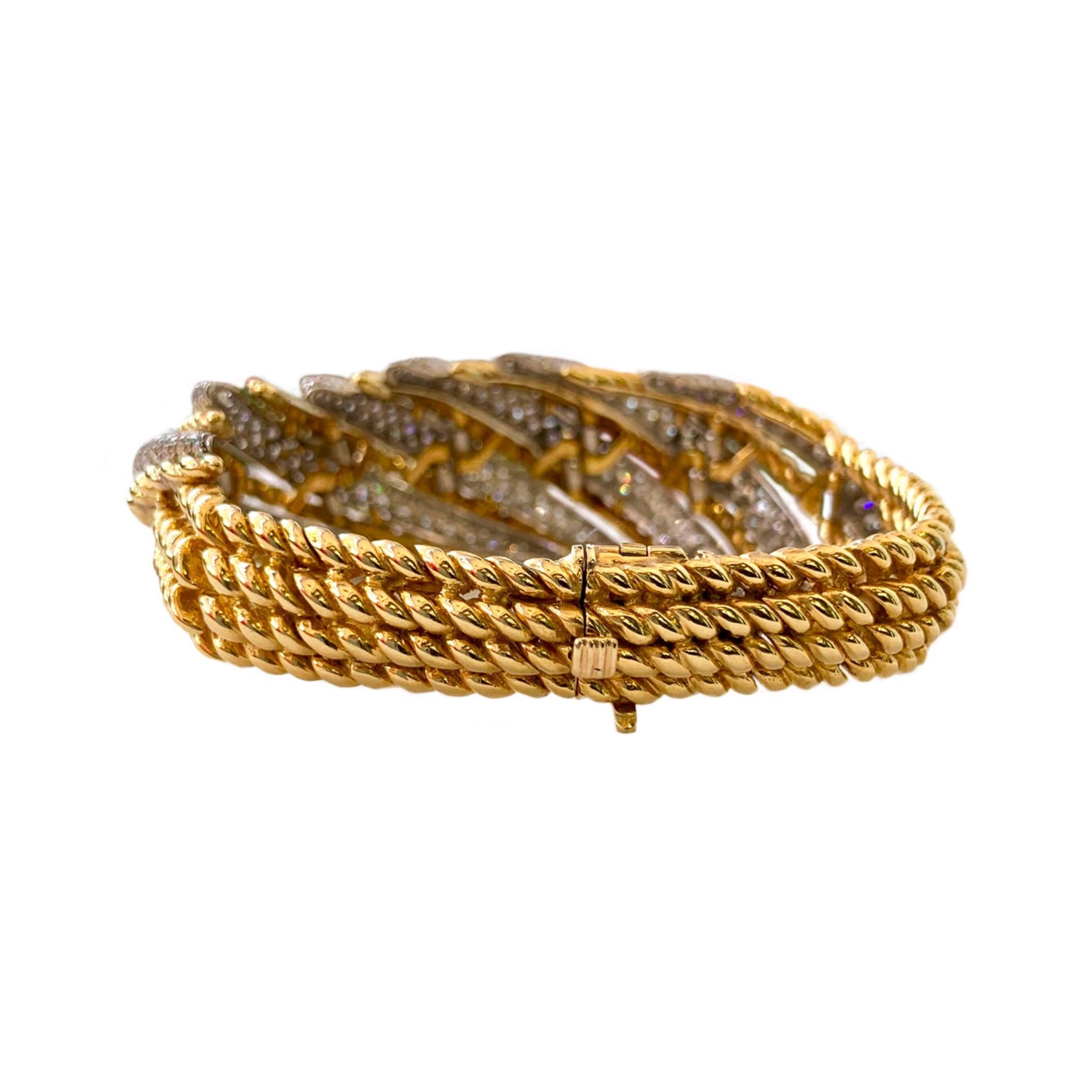 18 Karat White and Yellow Gold Diamond Bracelet In Good Condition For Sale In Los Angeles, CA