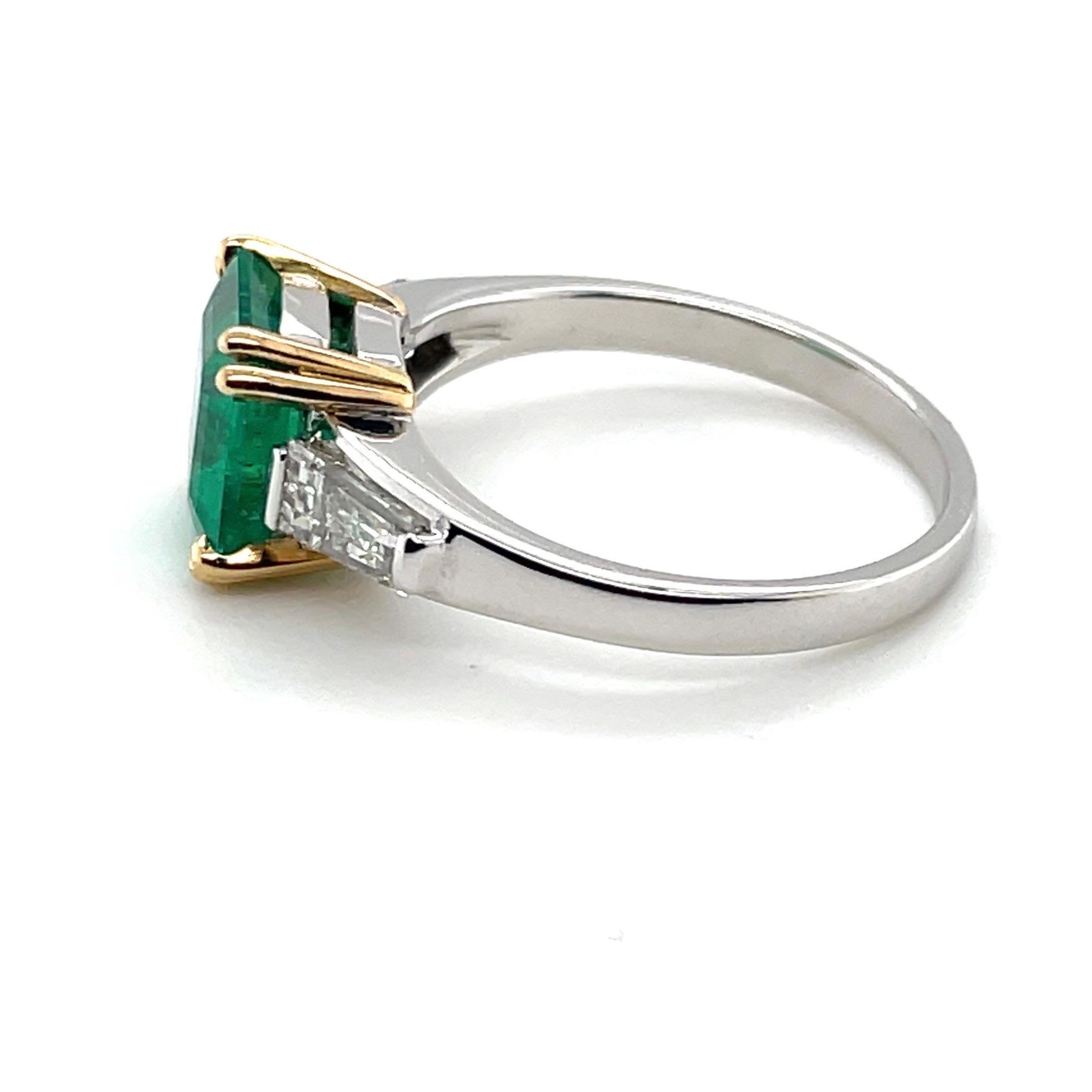 18 Karat White and Yellow Gold Emerald and Diamond Three-Stone Ring In Excellent Condition For Sale In Zurich, CH