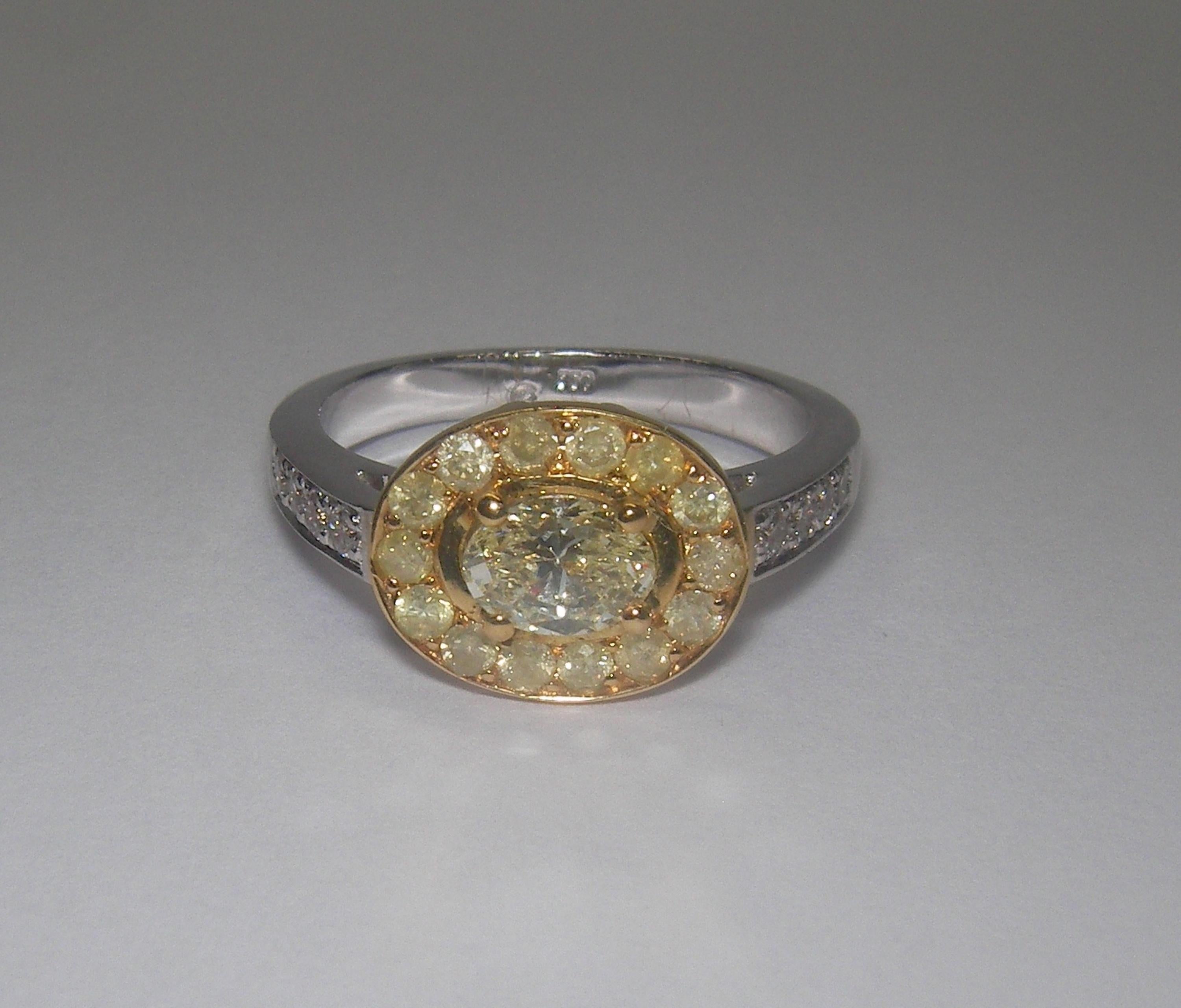 18 Karat White and Yellow Gold Diamond Cocktail Ring In New Condition For Sale In Duesseldorf, DE