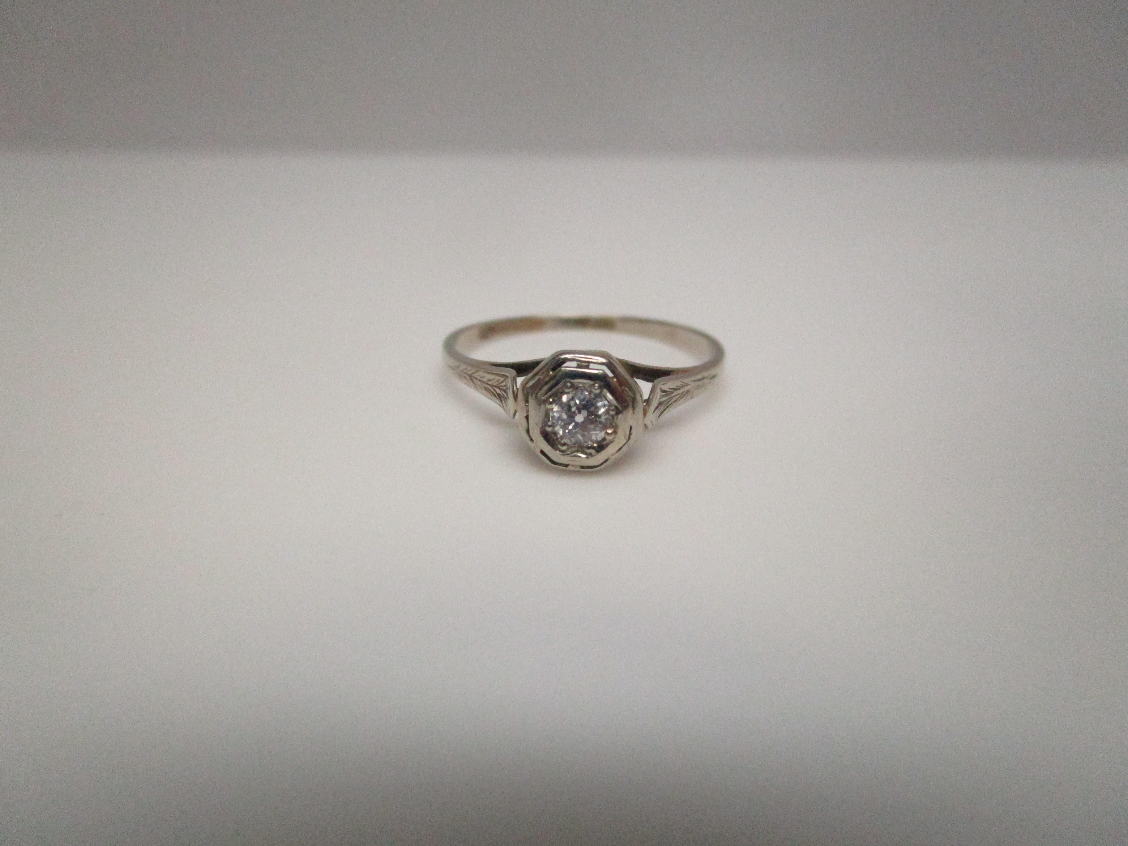 18 Karat White Art Deco Gold Filigree Diamond Ring In Excellent Condition For Sale In Lexington, KY