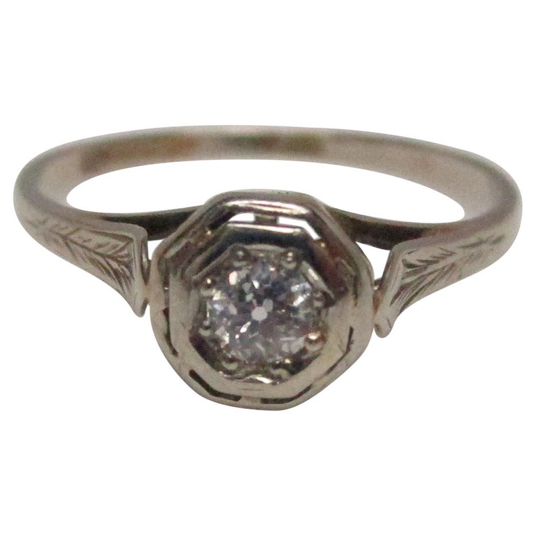 18 Karat White Art Deco Gold Filigree Diamond Ring For Sale at 1stDibs