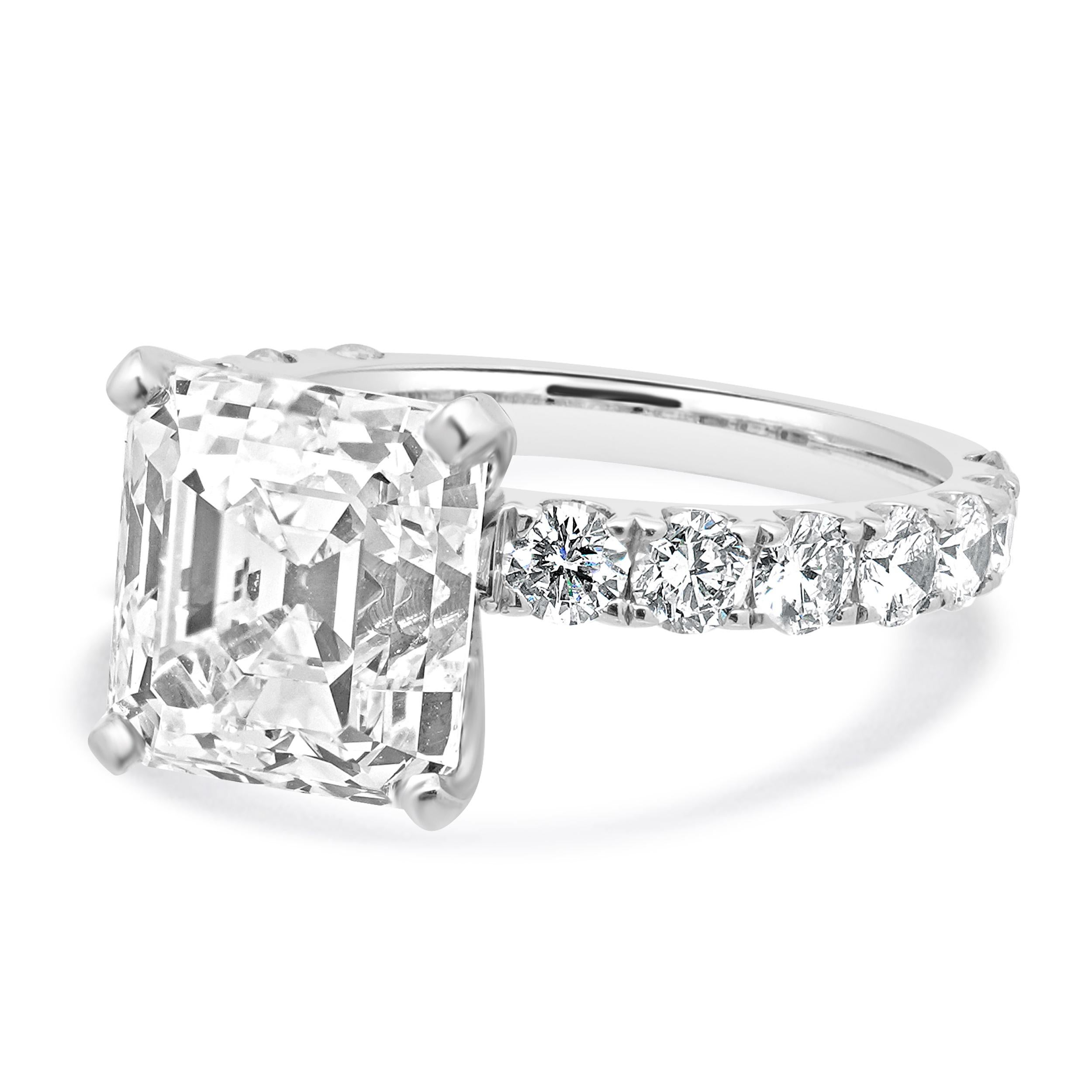 Matière : 18 carats blanc
Diamant : 1 taille asscher = 4,77ct
Couleur : K.
Clarté : VS1
GIA : 2231383614
Diamants : 14 diamants ronds de taille brillant = 1,00cttw
Couleur : G
Clarté : VS1-2
Taille de l'anneau : 6.5 (veuillez prévoir jusqu'à 2 jours