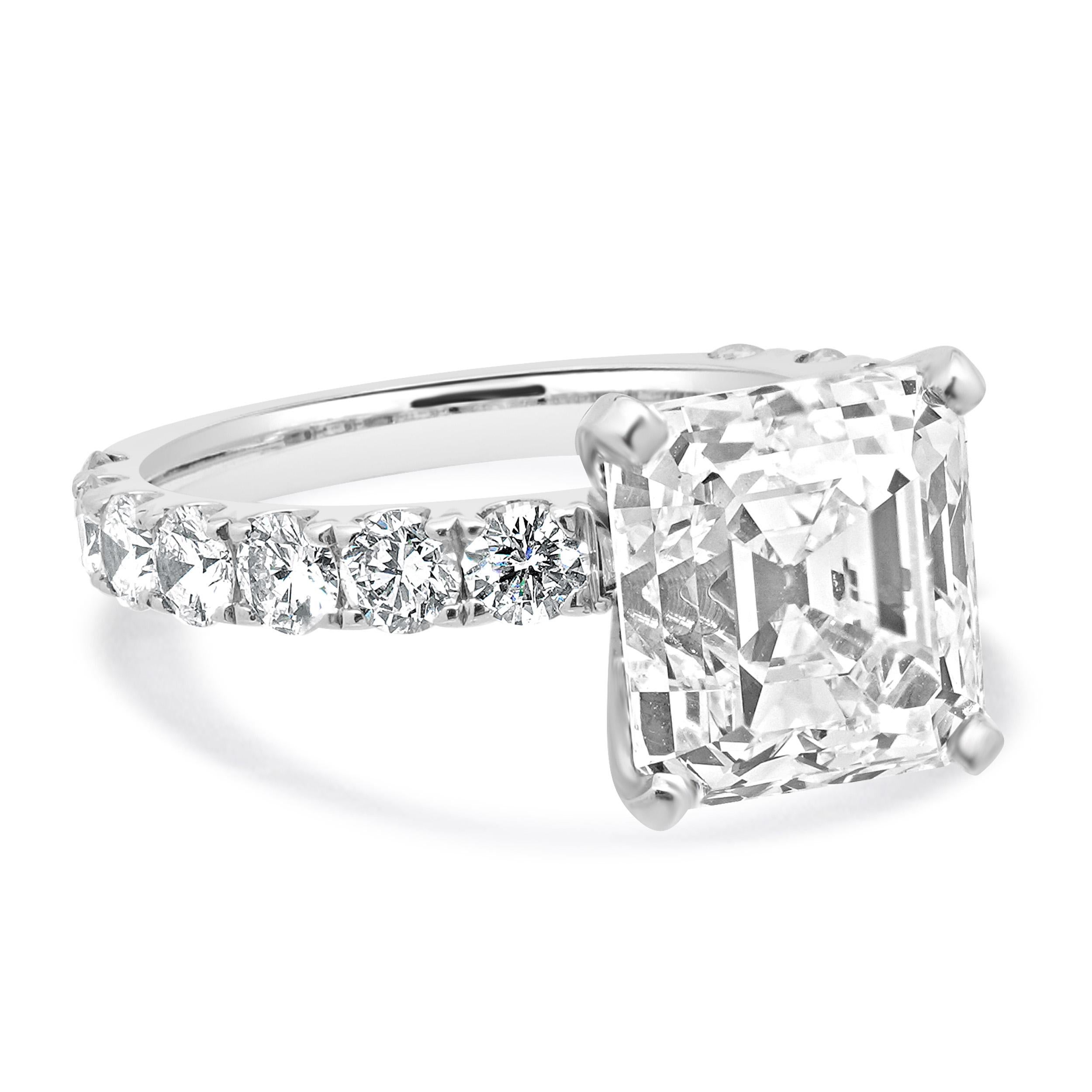 Bague de fiançailles à diamant asscher 18 carats blanc Excellent état - En vente à Scottsdale, AZ