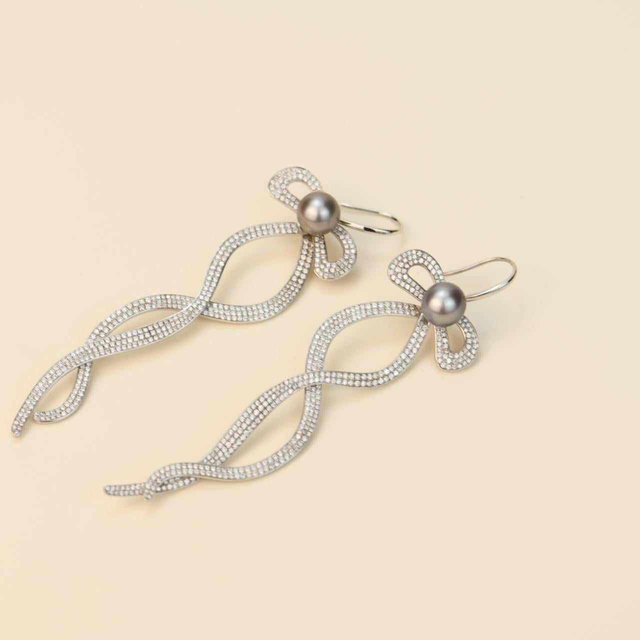 18 Karat Weiße Diamant-Perlen-Ohrringe mit Schleife im Angebot 6