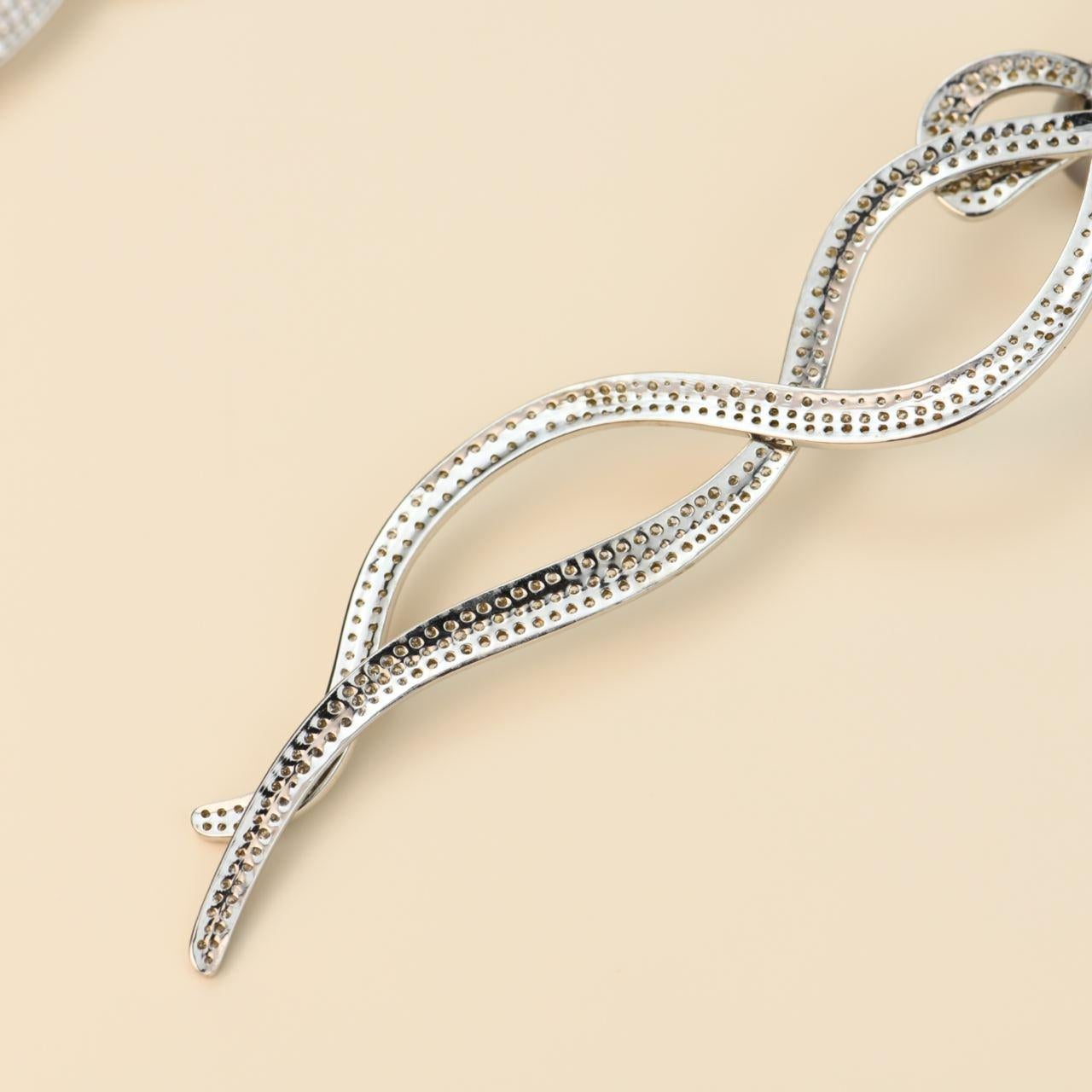 18 Karat Weiße Diamant-Perlen-Ohrringe mit Schleife im Angebot 8
